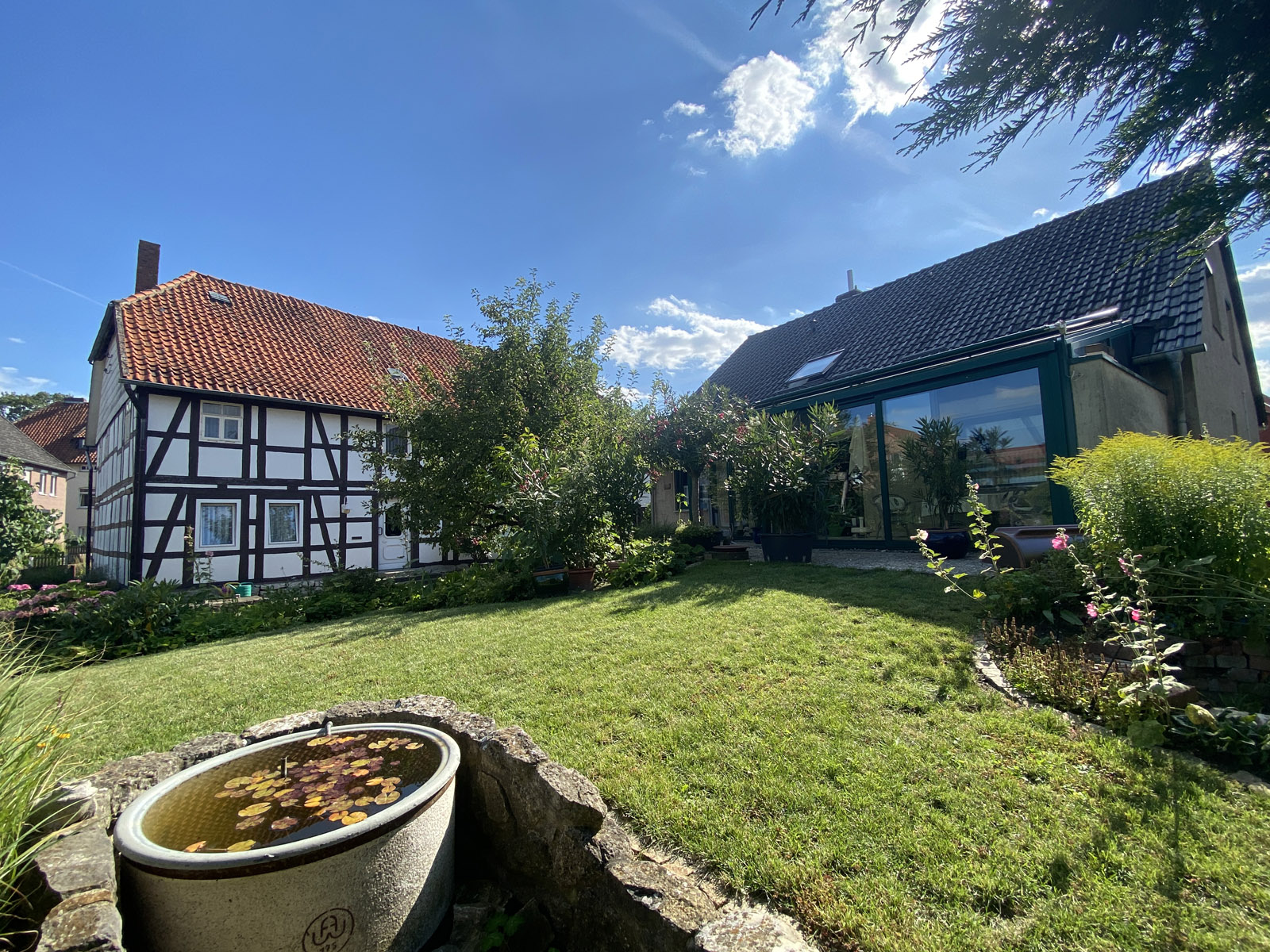 Einfamilienhaus auf ehemaliger Hofstelle mit Wirtschaftsgebäude