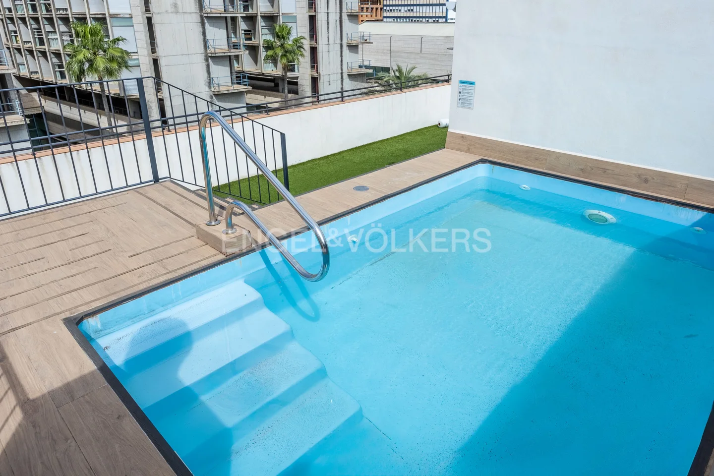 Bright flat with communal swimming pool next to the Palm Tree