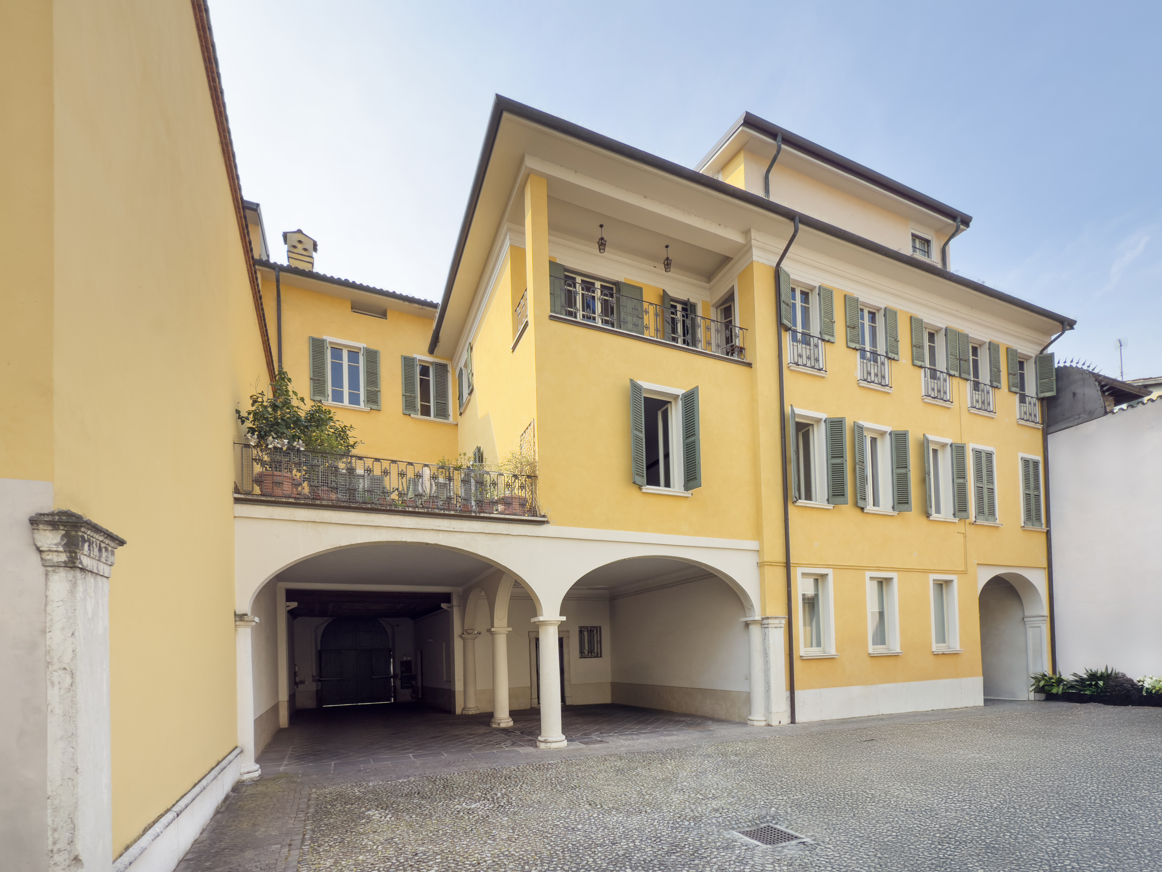 Tra storia e prestigio: elegante appartamento con terrazzo e posti auto
