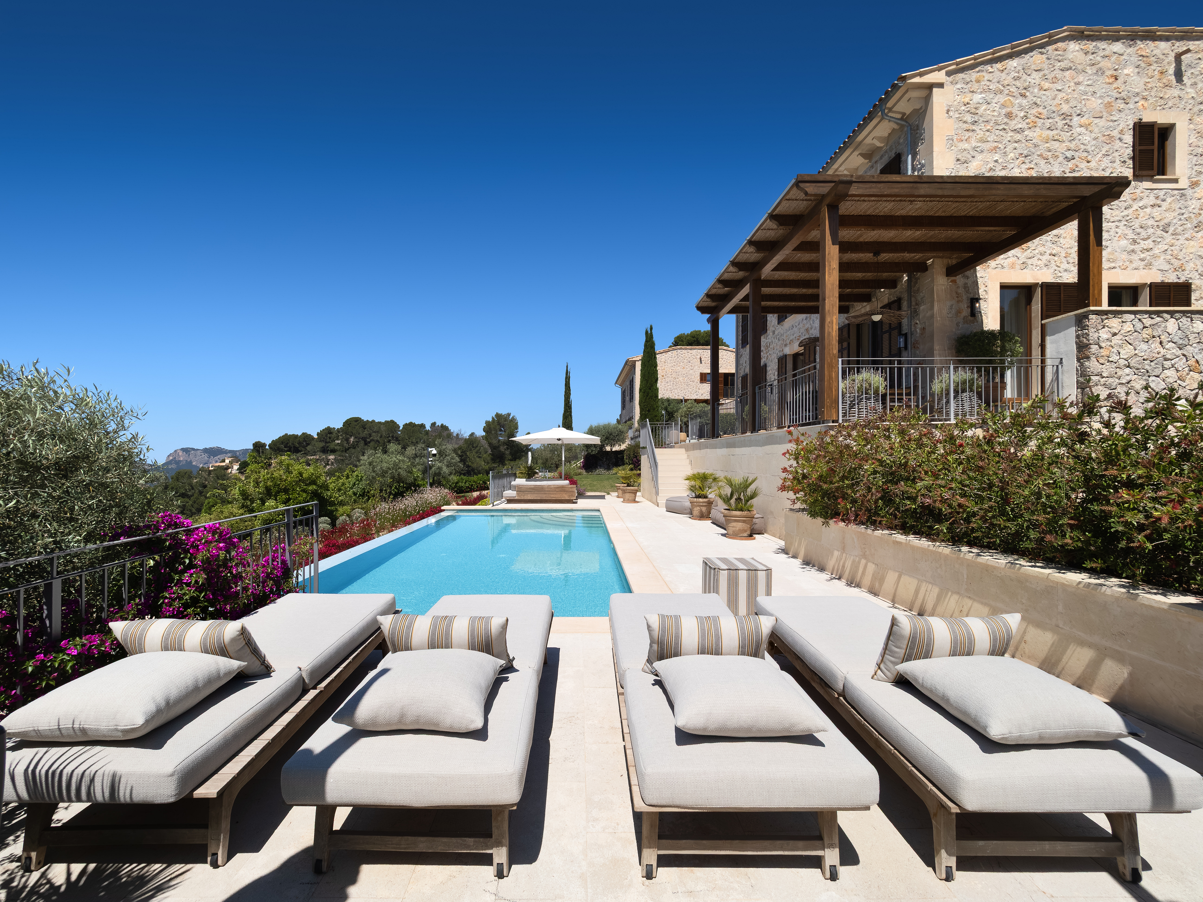 Tramuntana estate with three villas and sea views