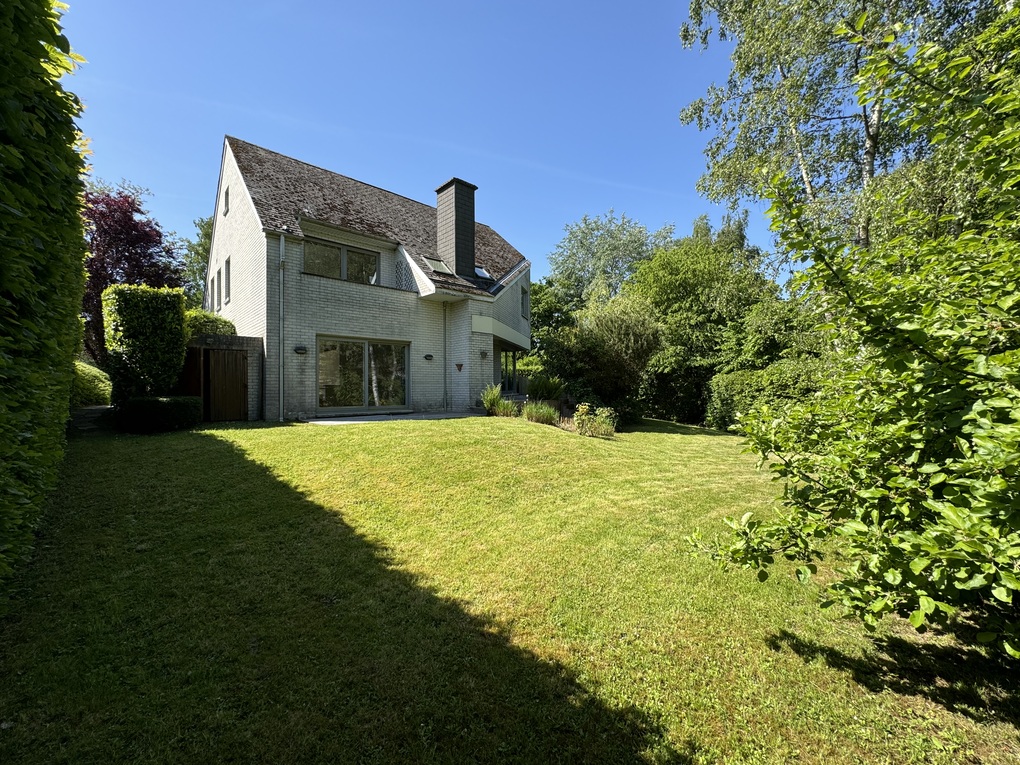 Bright five-bedroom villa in the St John's district