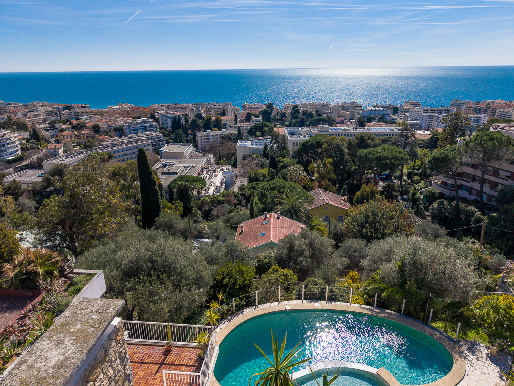 Californian-style villa with pool and sea view