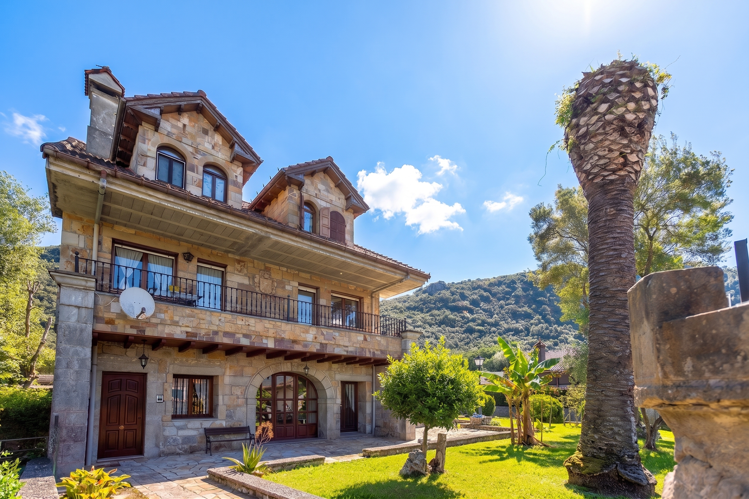 Detached house with garden, elevator and three homes in Liendo.