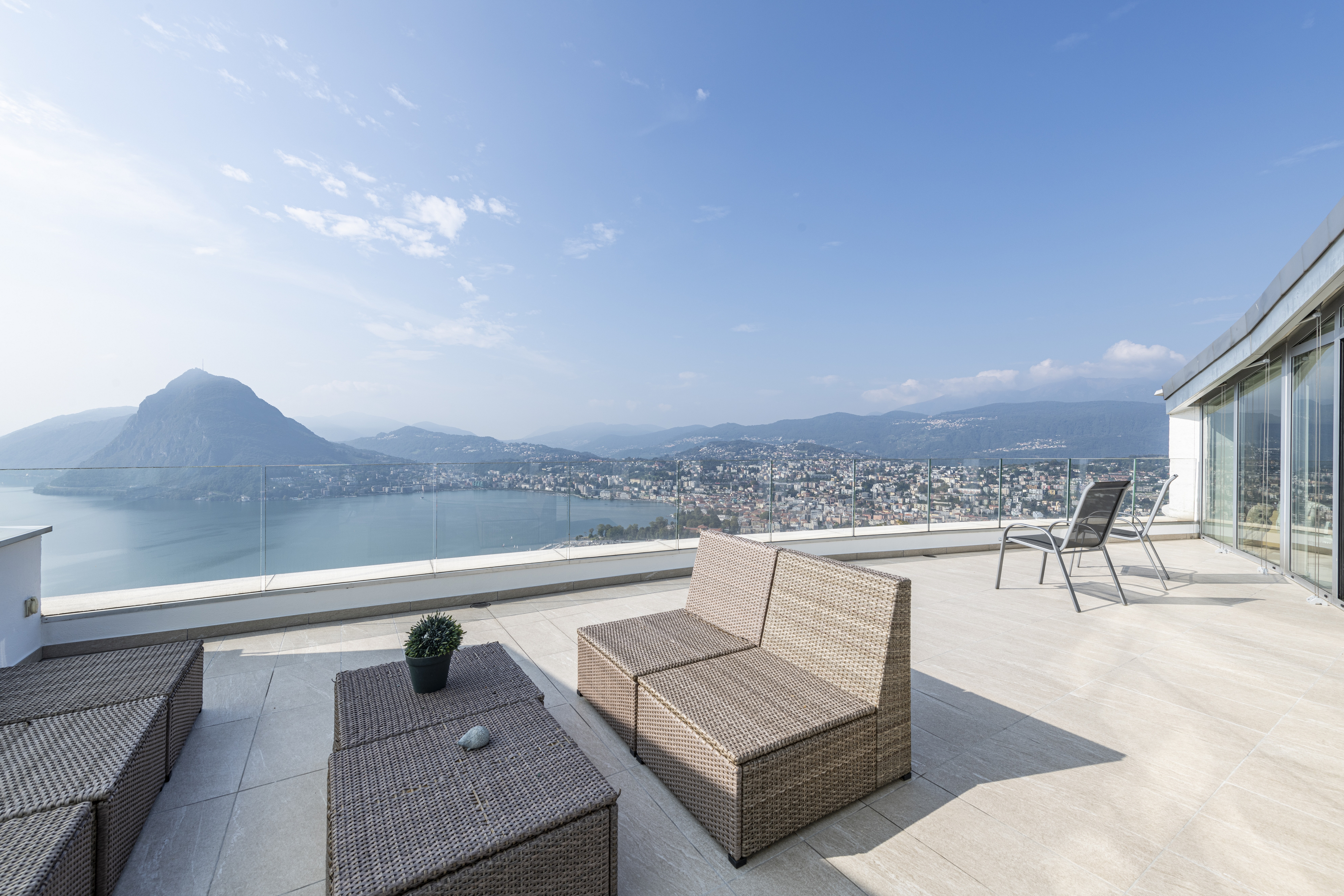 Exclusive duplex with a unique lake view