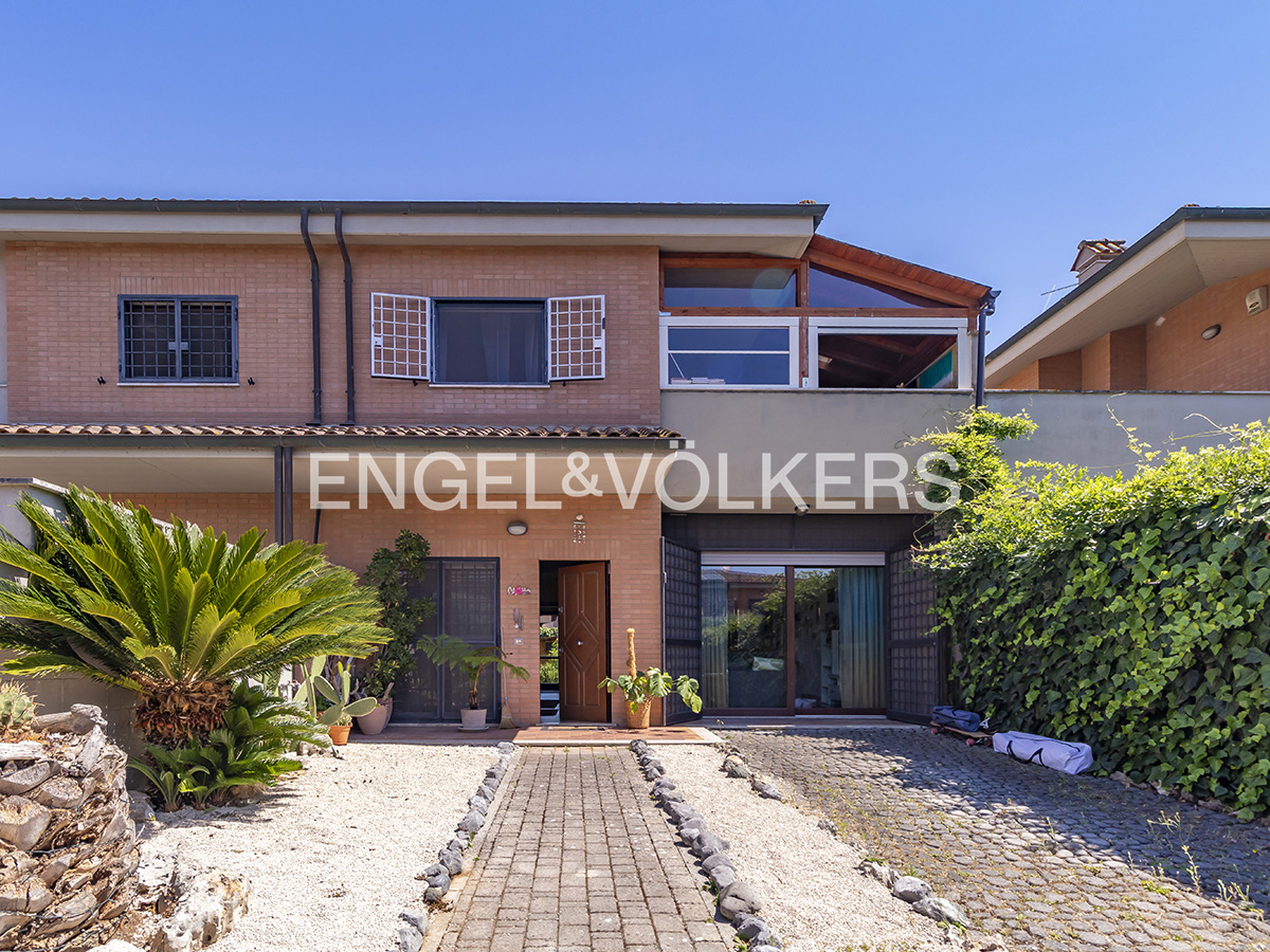 Acilia, comfort and privacy: terraced house with private garden