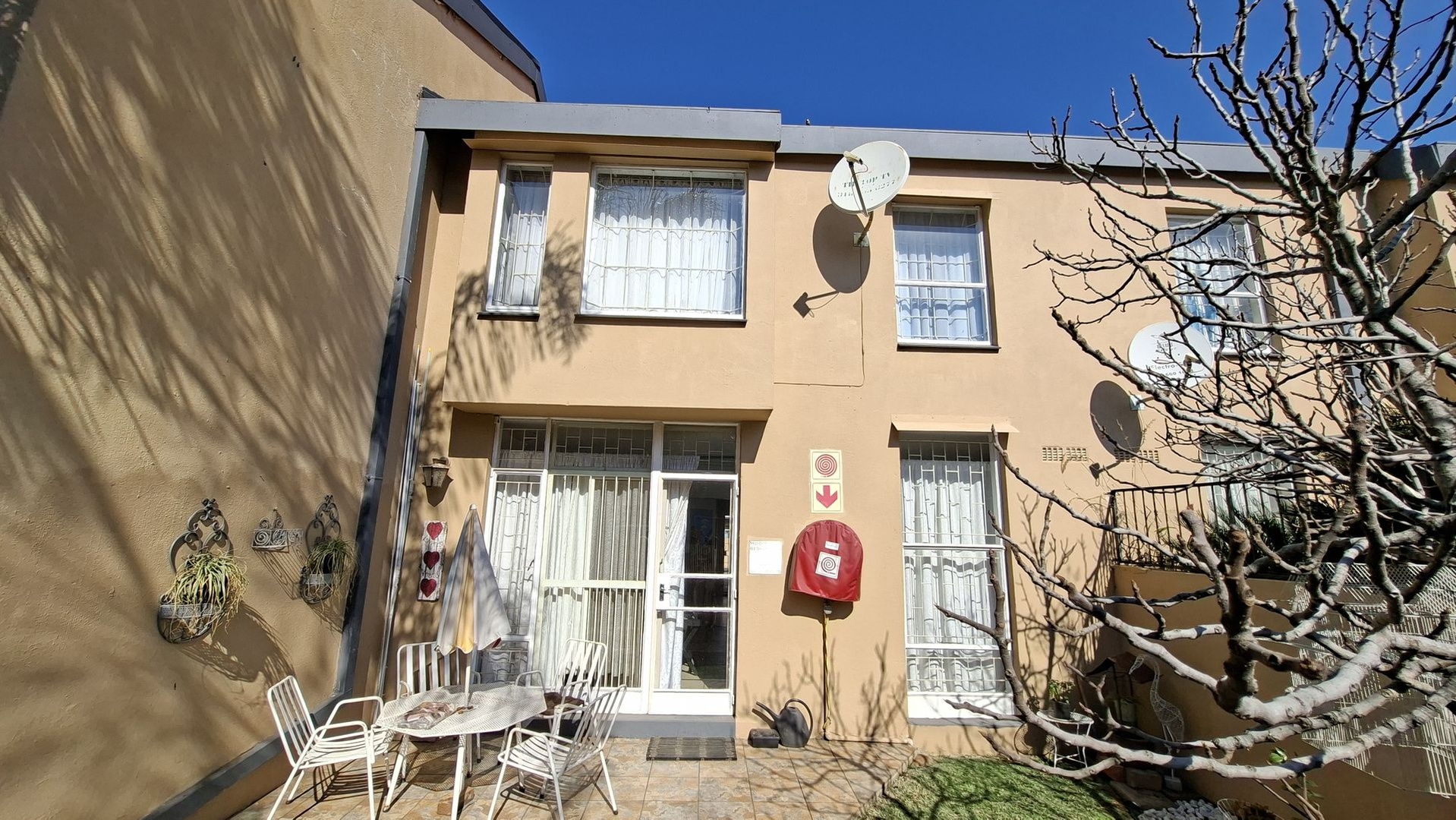 Secure and Spacious Townhouse with Pet Friendly Private Garden