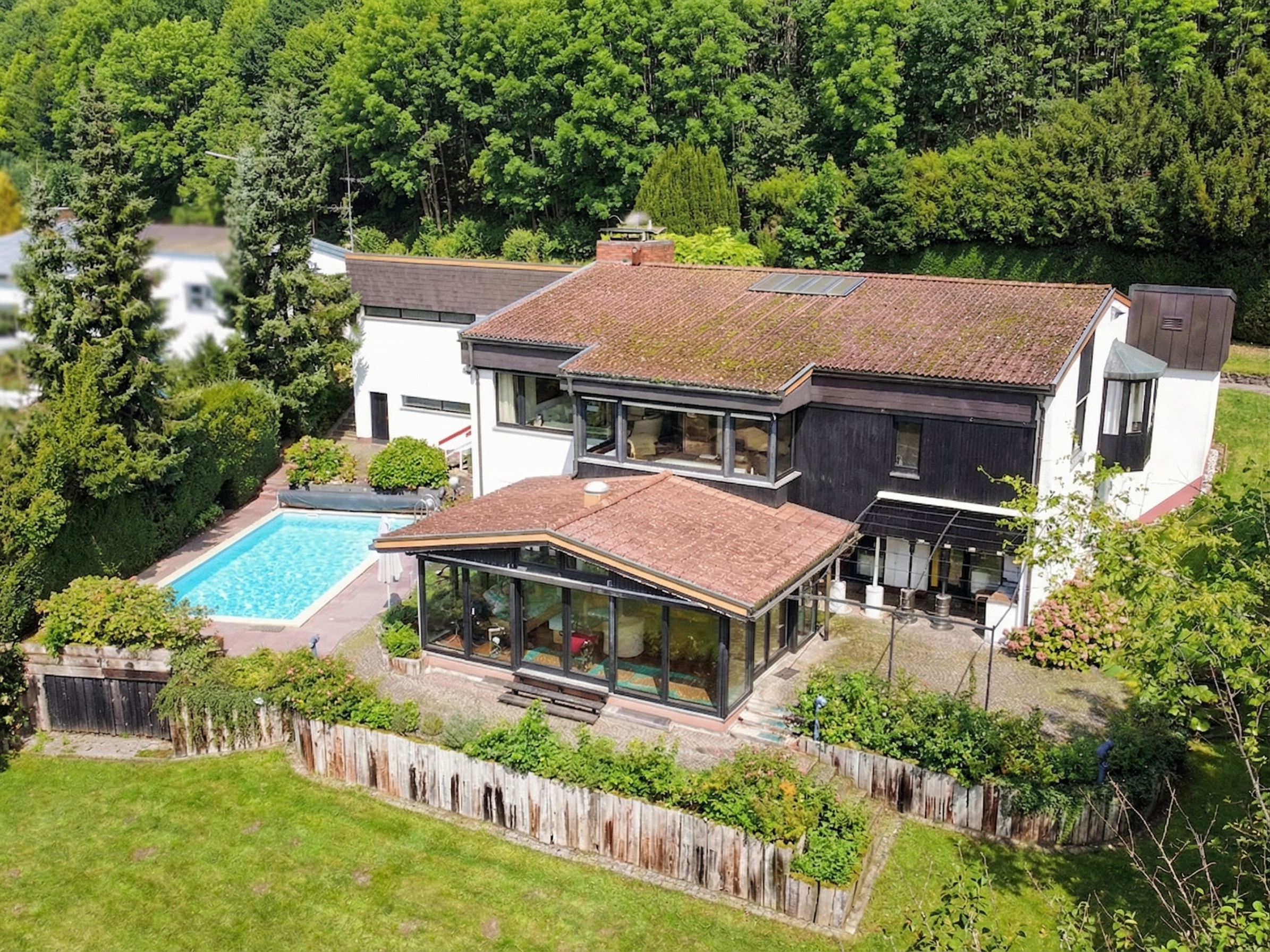 Vielseitiges Einfamilienhaus mit Potenzial auf weitläufigem Grundstück in Waldrandlage [AI-modified]