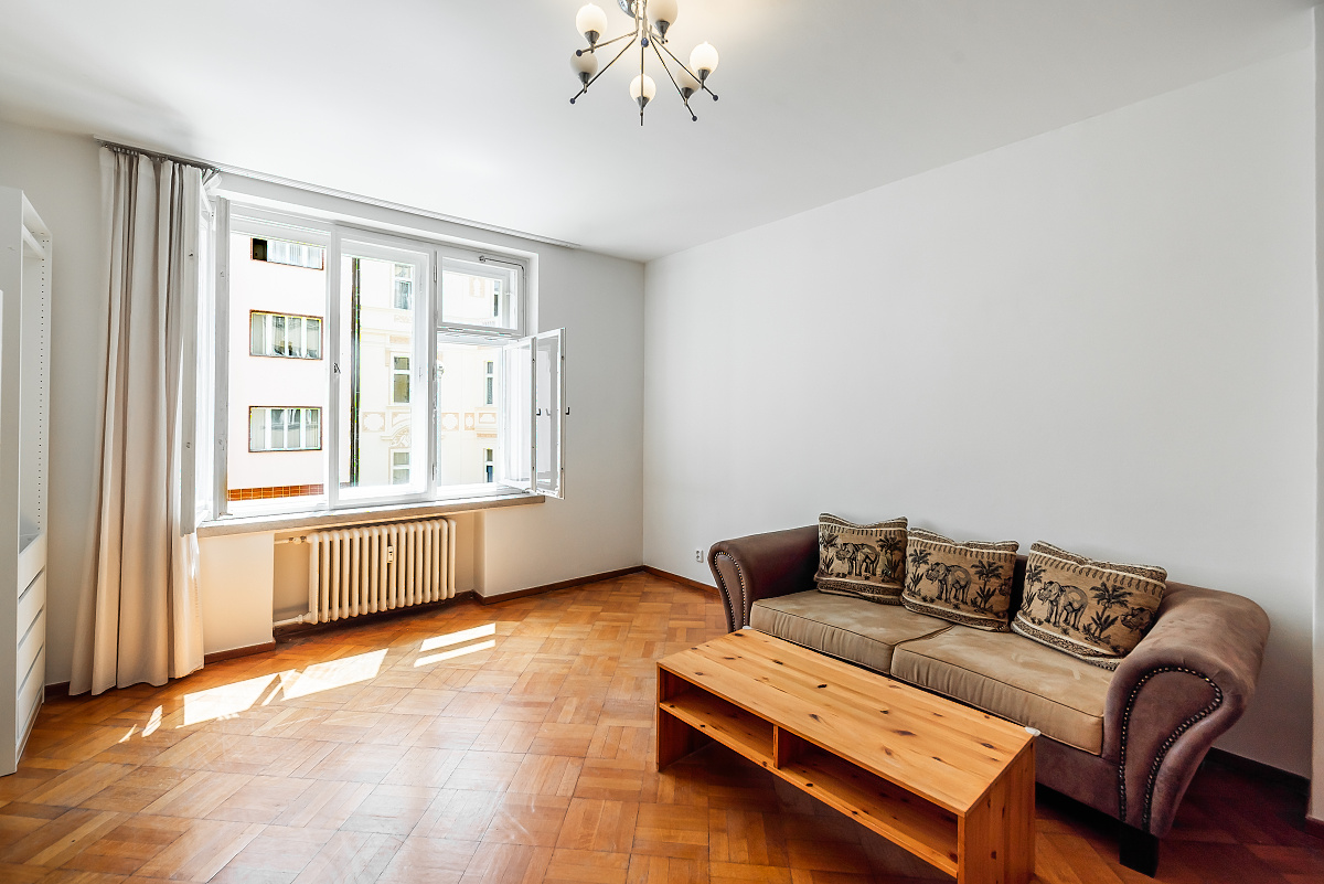 Rent a 3+1 apartment with a balcony in an apartment building near Jiřího z Poděbrad Square