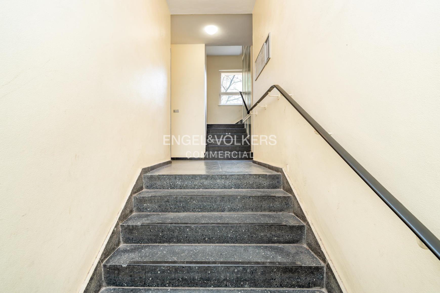 A well-maintained apartment block with a spacious plot, situated not far from Kurfürstendamm, with energy rating B