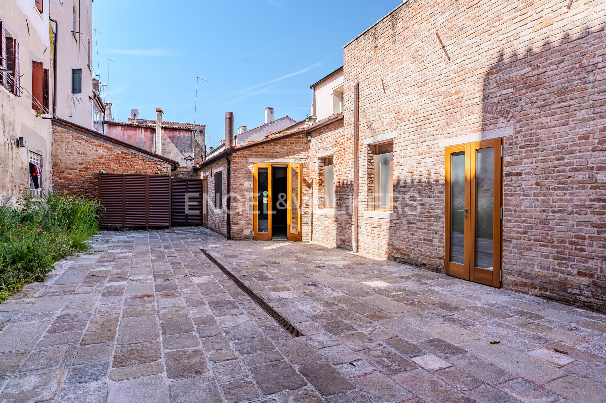 Location per ristorante con corte privata e forte identità architettonica