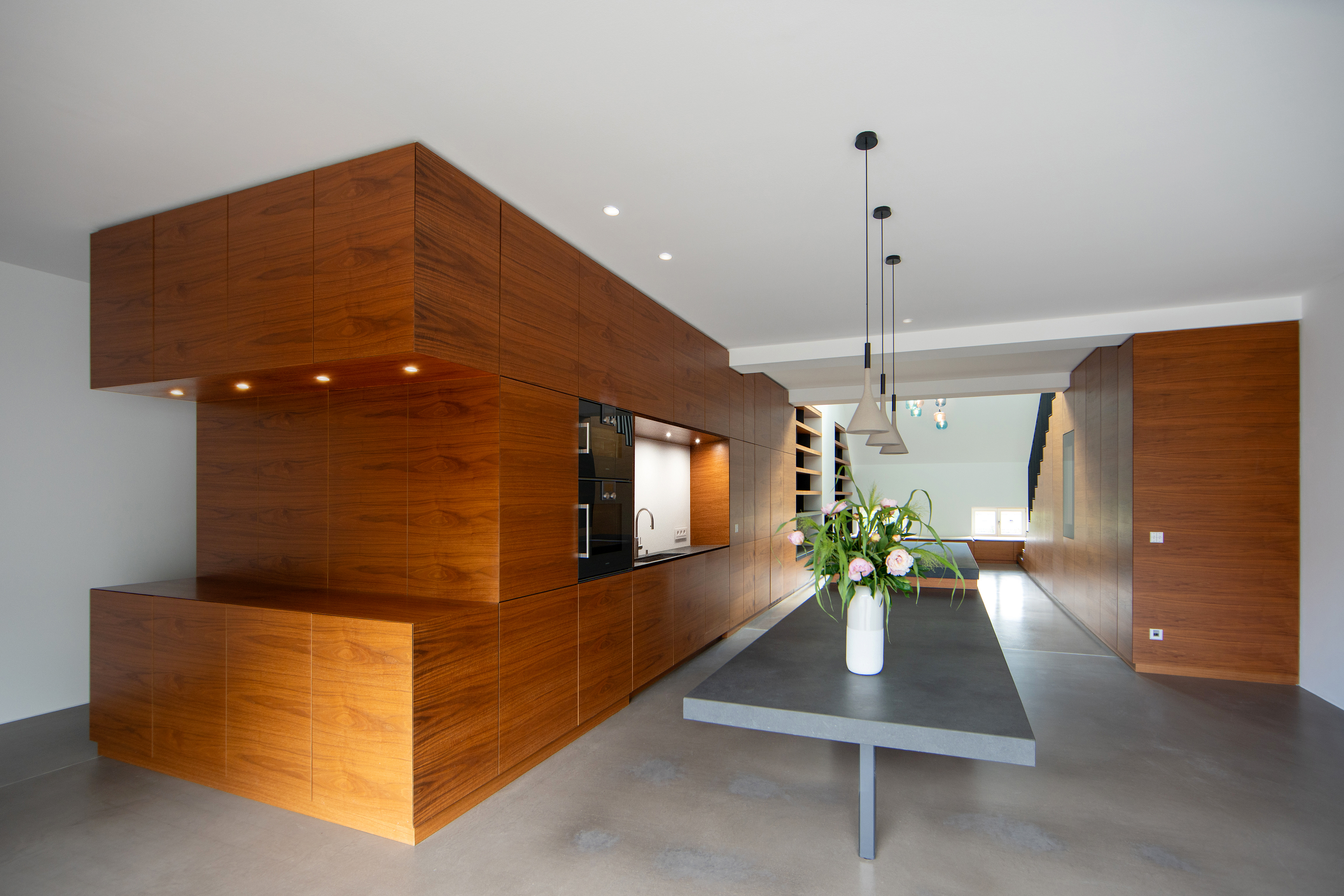 Altbau trifft zeitgenössische Eleganz – Penthouse-Maisonette mit Domblick, Sauna, Lift & Außenflächen