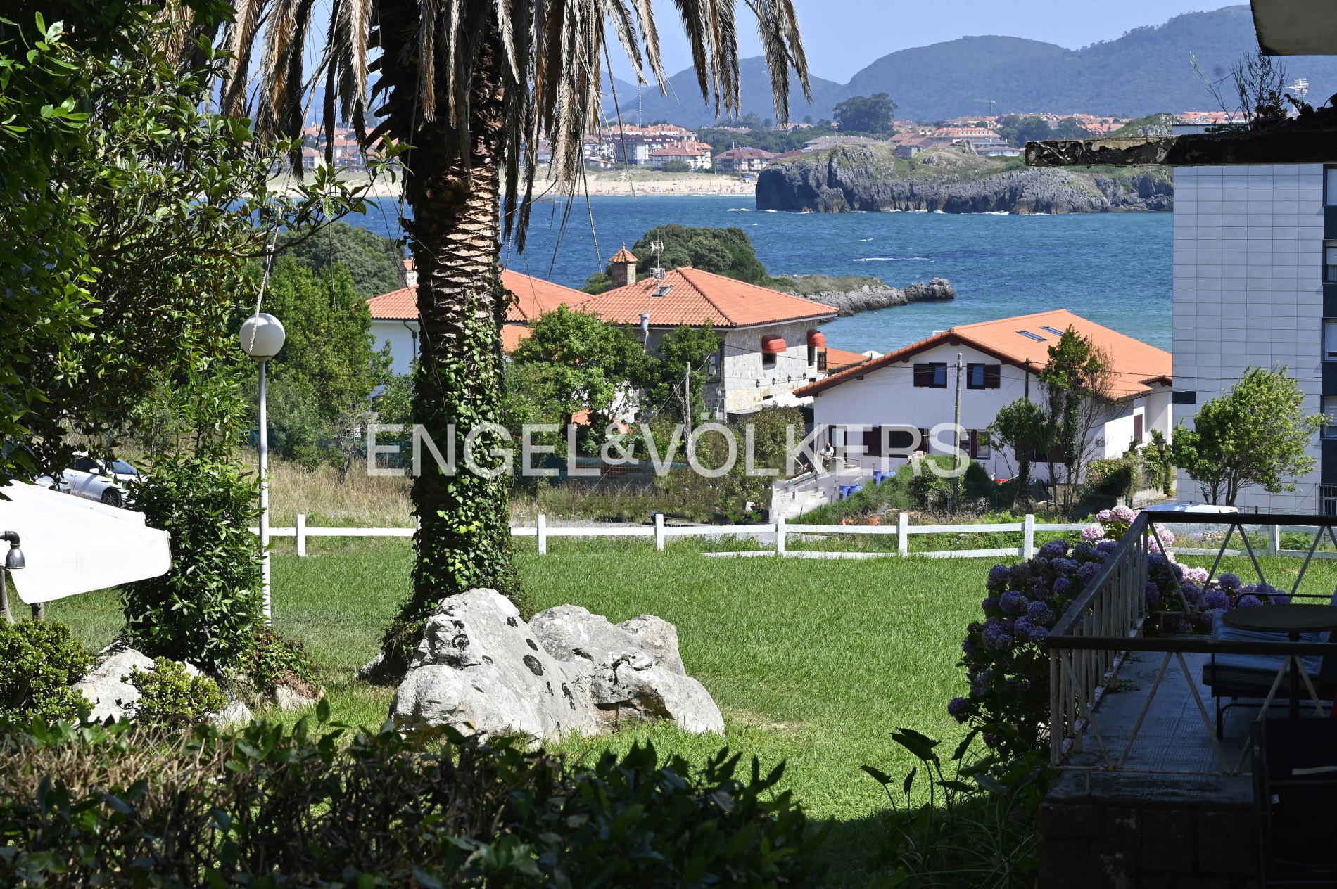 Exceptional plot with a home to renovate or develop a new residential project, beachfront in Isla.