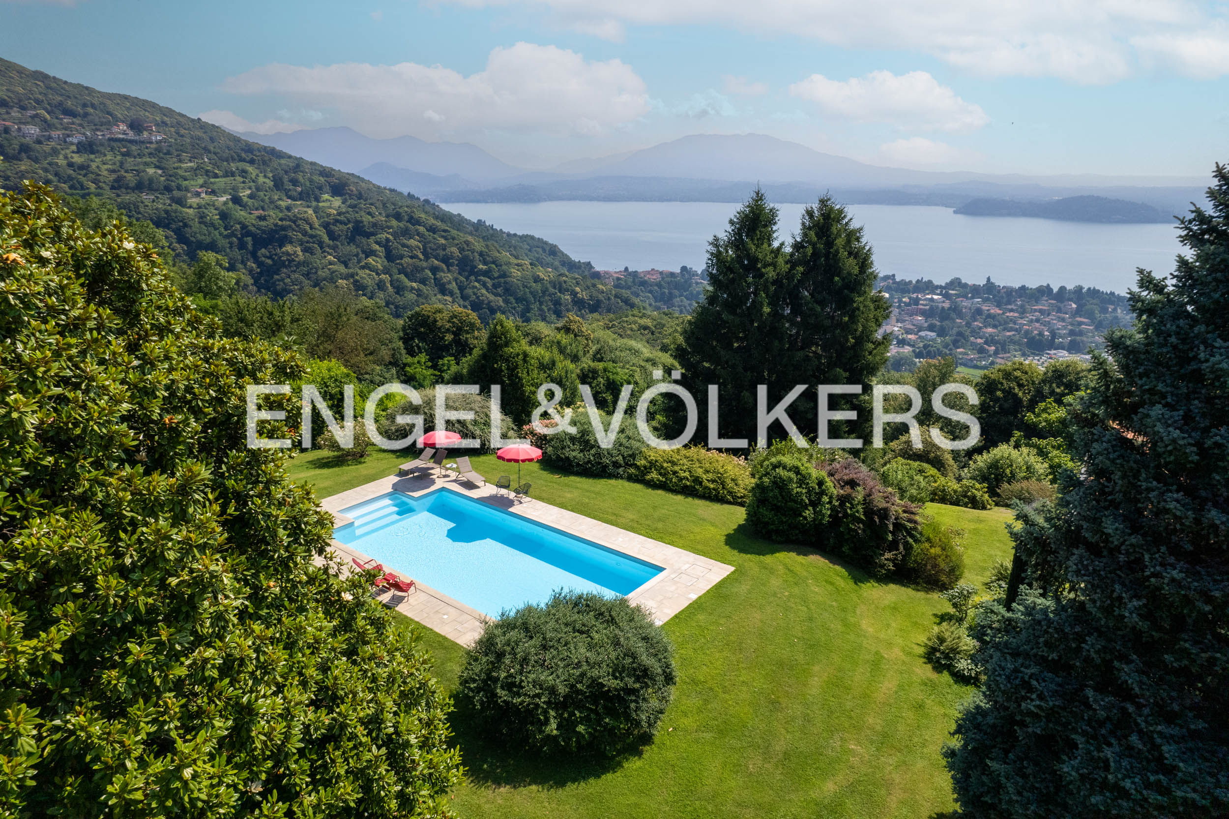 Elegant manor house with lake view and swimming pool