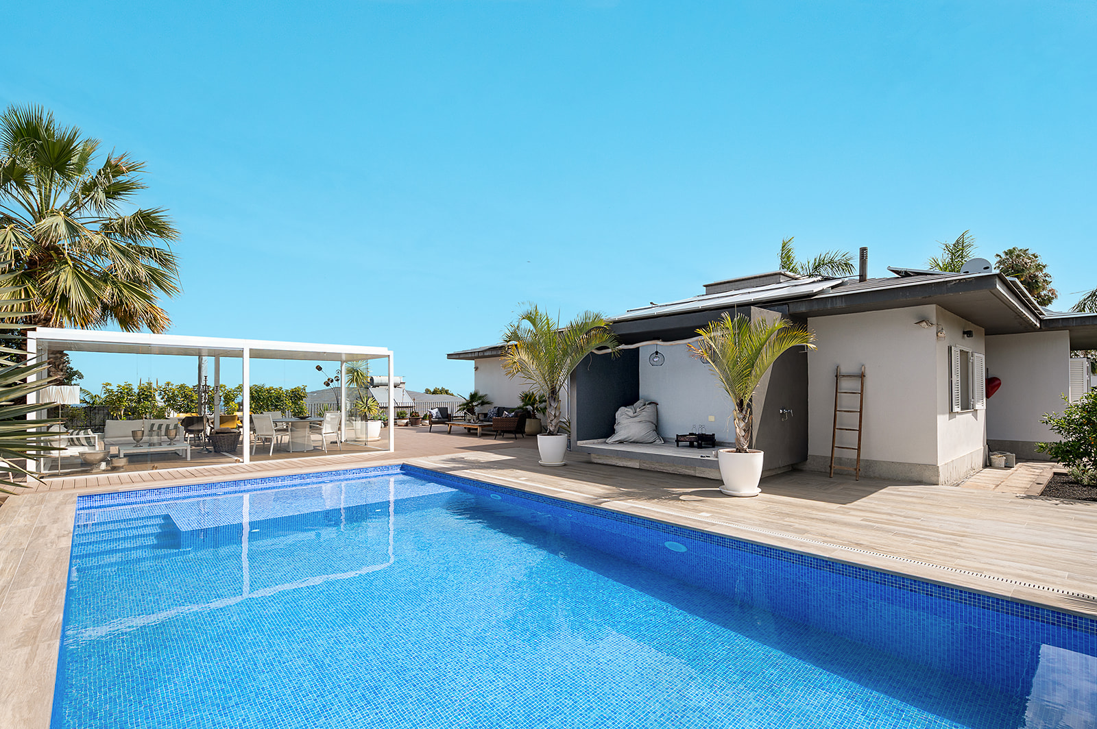 Moderne eingeschossige Villa mit privatem Pool