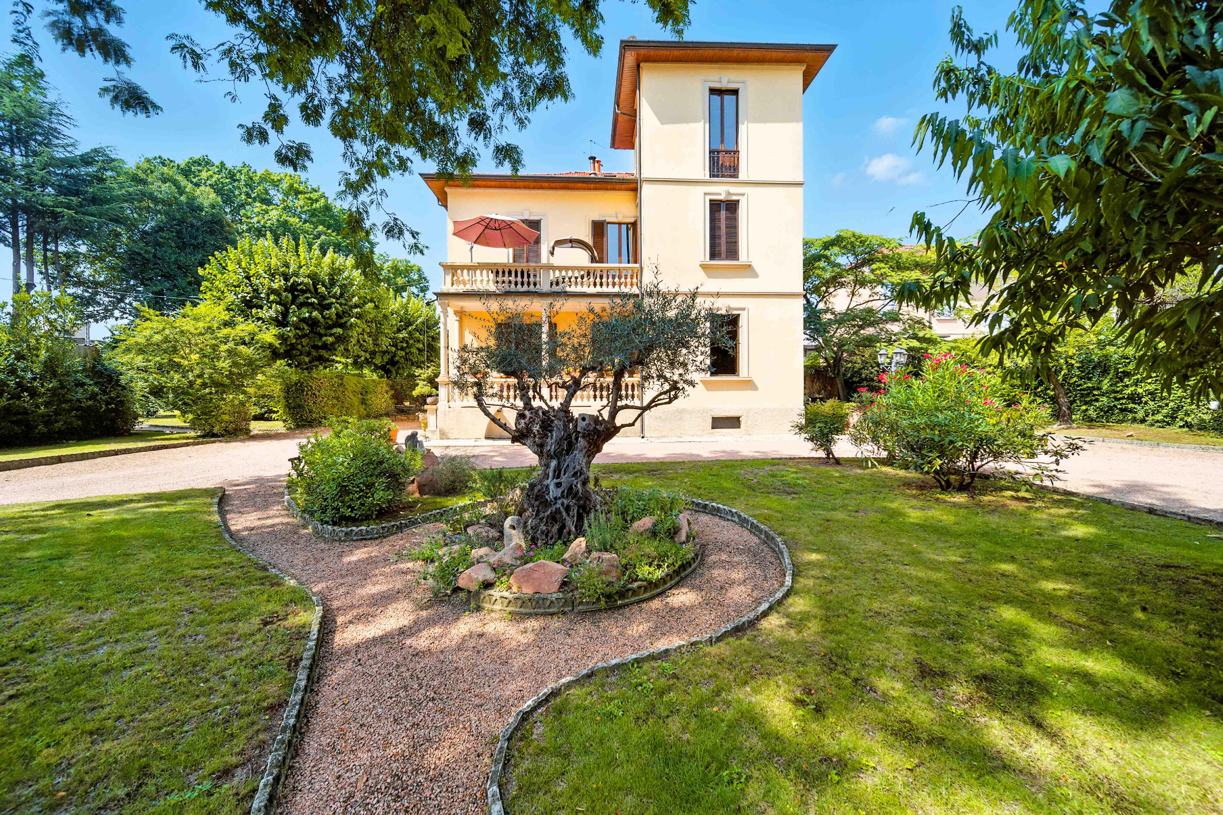 Prestigious Art Nouveau villa in Castronno
