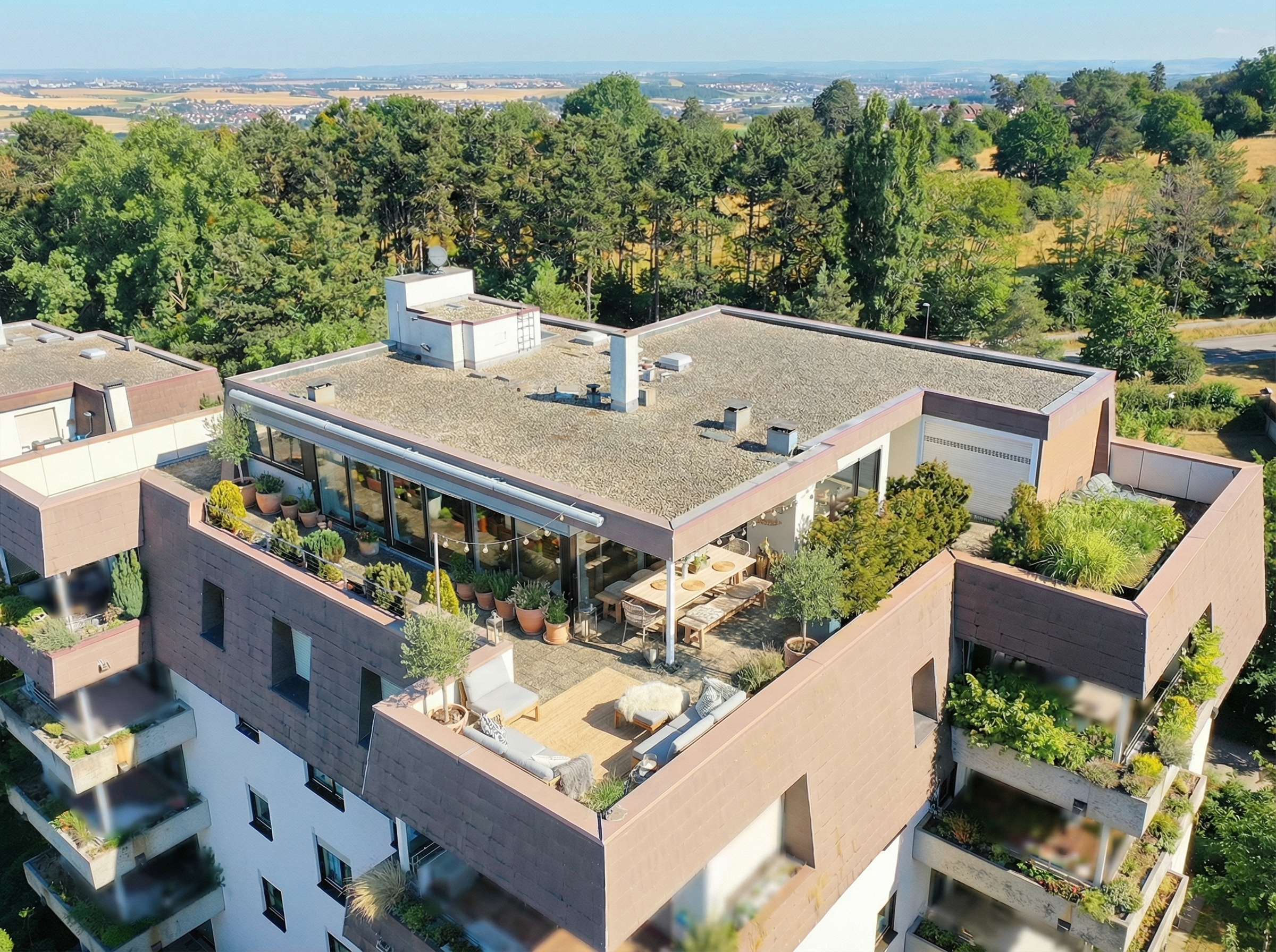 Wohnen der Extraklasse! Fantastisches Penthouse mit unglaublichem Ausblick, Fahrstuhl und riesiger Terrasse [AI-modified]
