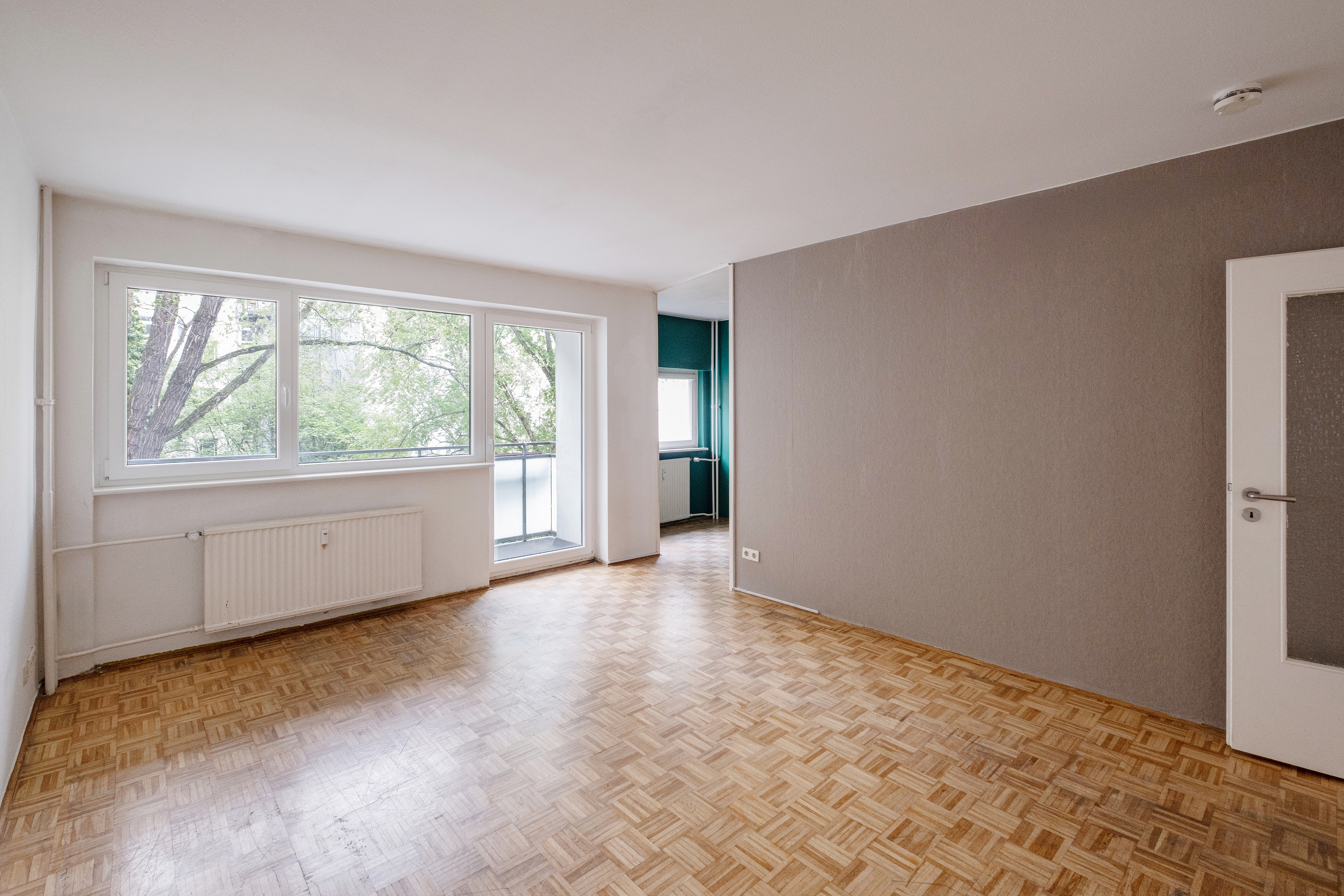 Bright 3-room apartment with parking space in a sought-after neighborhood location