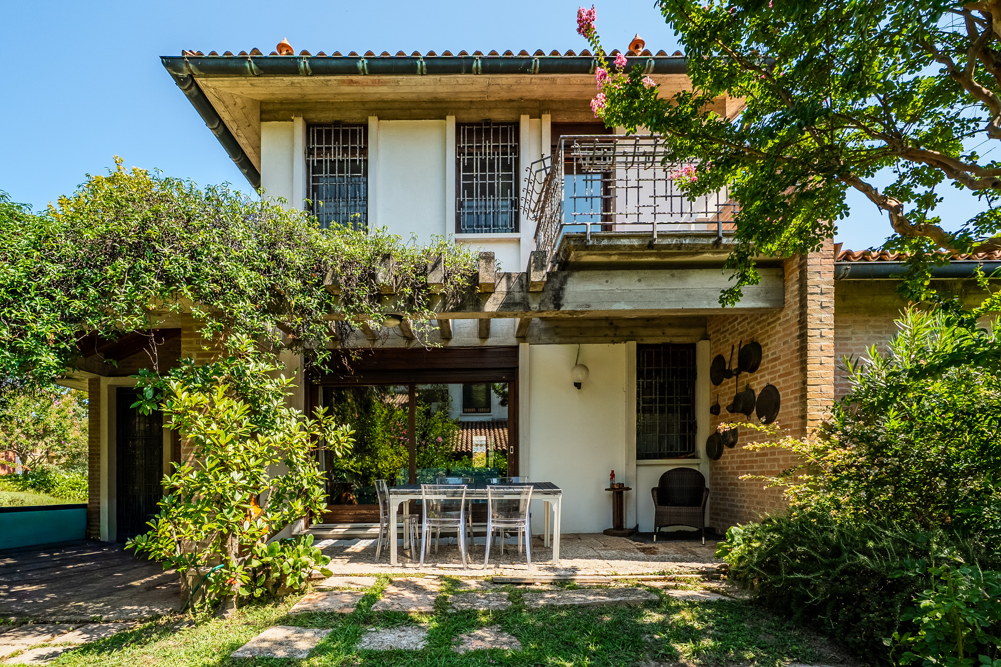 Detached villa with garden and garage