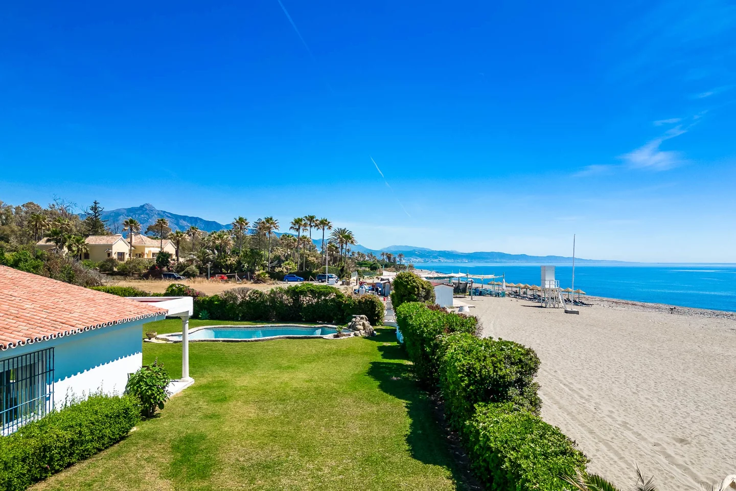Strandvilla in erster Linie in Guadalmina Strandseite, in einem der renommiertesten Gebiete von Marbella.