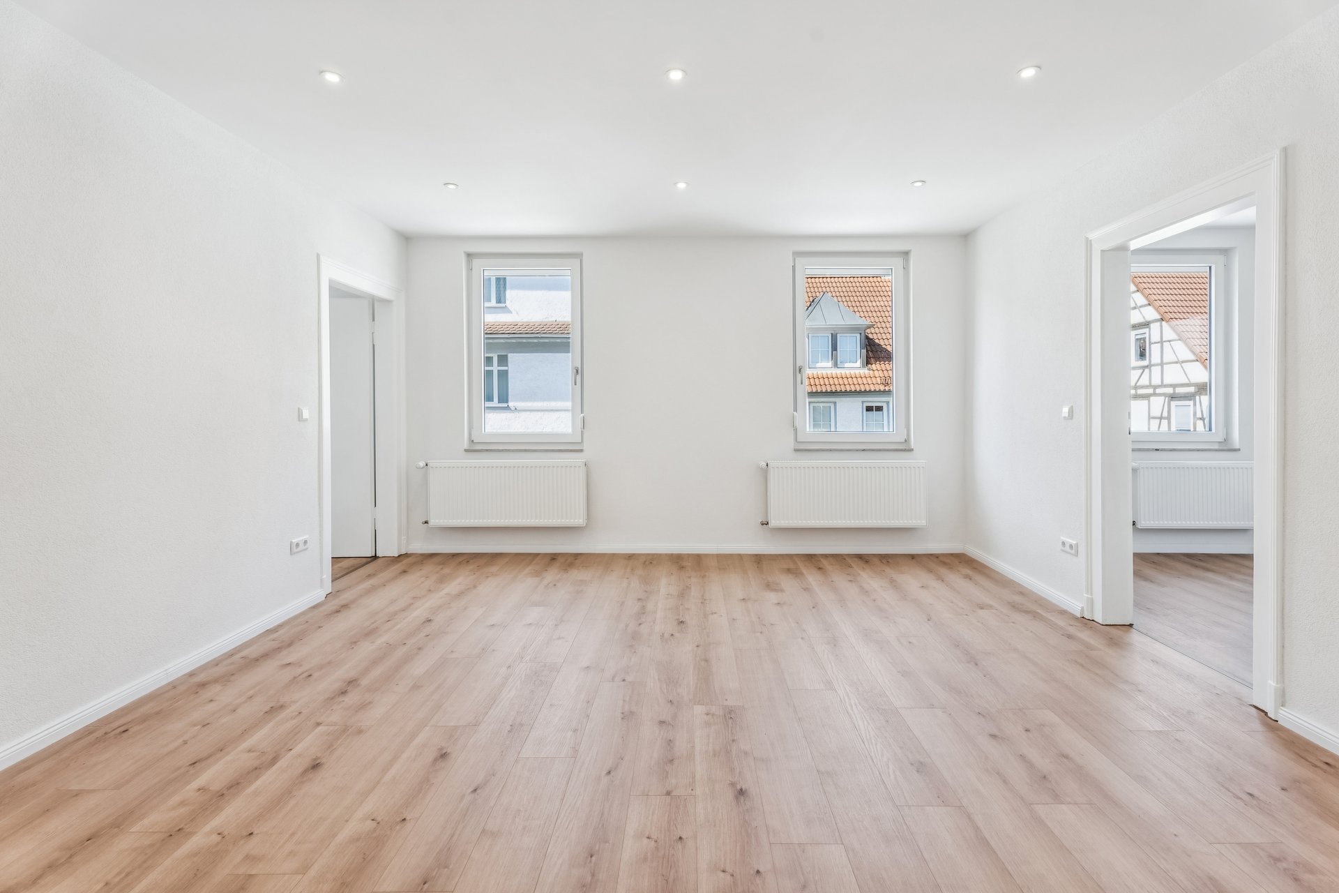 Sofort bezugsbereit: Sanierte 4-Zimmer-Wohnung mit Schlossblick und Stellplatz