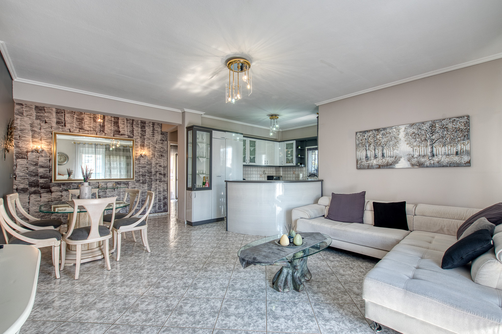 Bright and fully renovated 4th-floor apartment