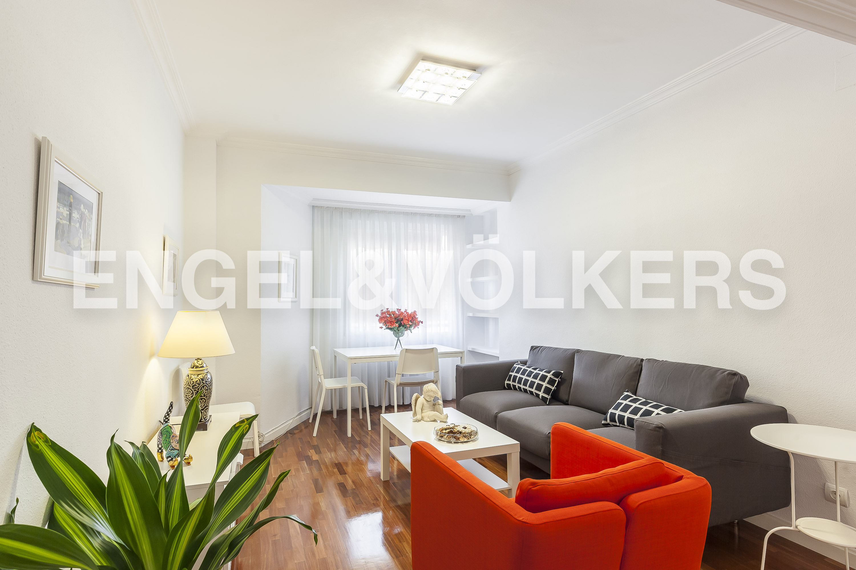 Exterior flat in calle Castello to rent.