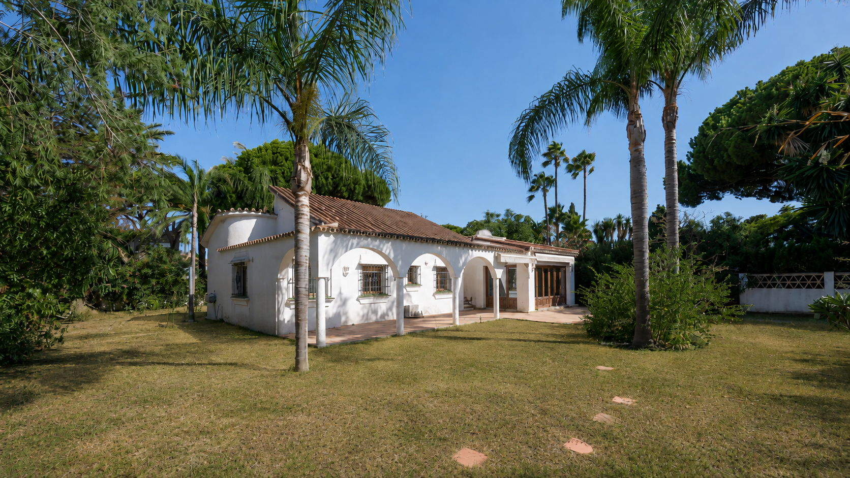 Andalusian-style Villa with Renovation Project, 200 meters from the Beach in Marbesa