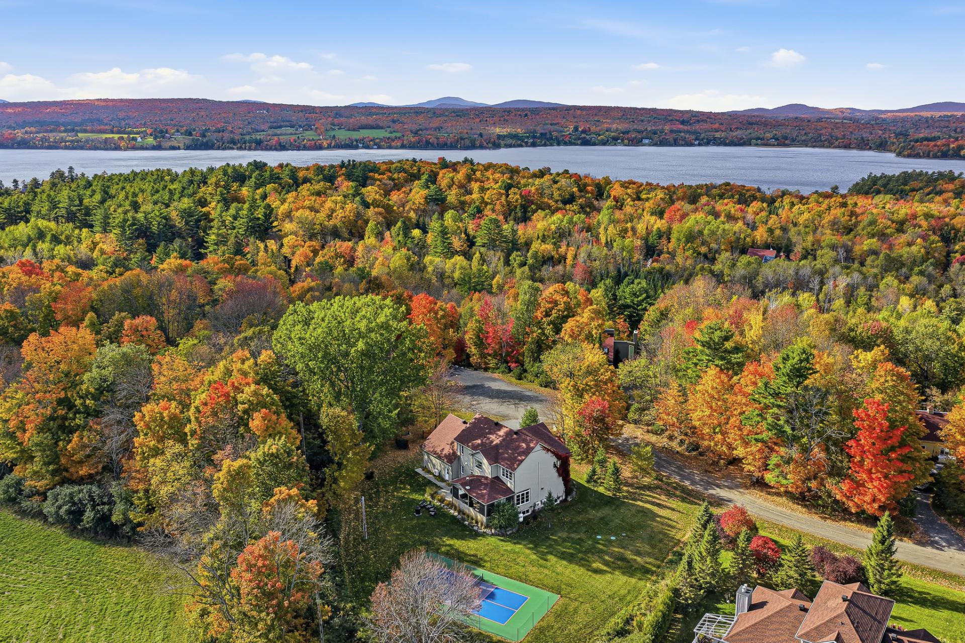 Villas de l'Anse: Luxury, Pickleball & Dock in Magog