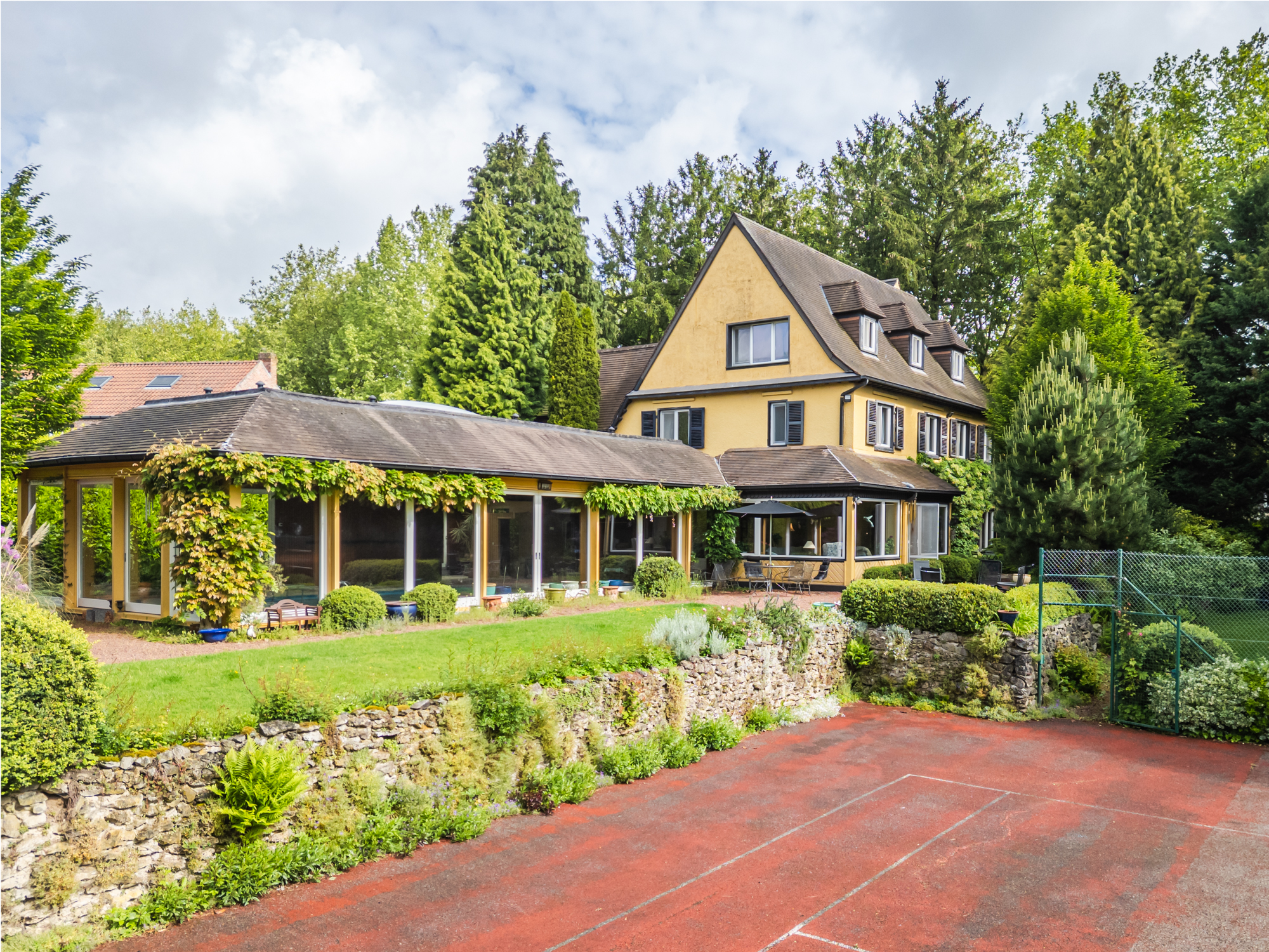 Character property on approx. 45 ares, tennis, pool and concierge service