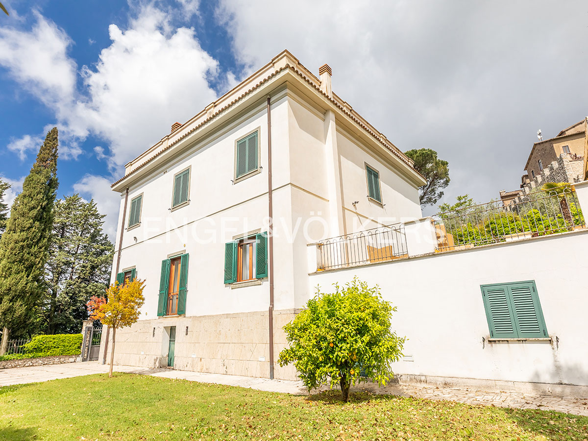 Elegant villa in the historic center of Fara Sabina