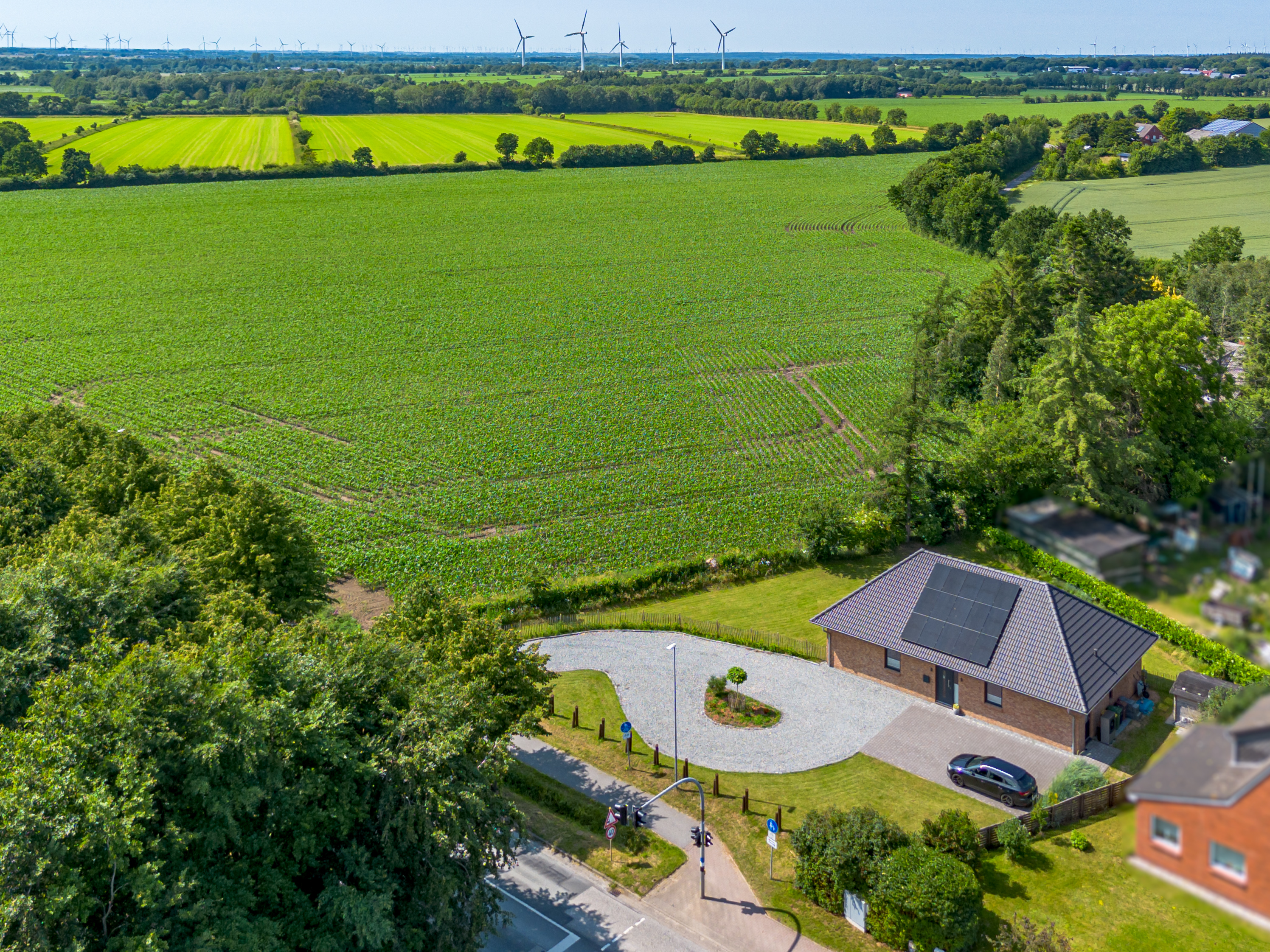 Moderner Bungalow mit PV-Anlage, Ausbaureserve und Feldblick