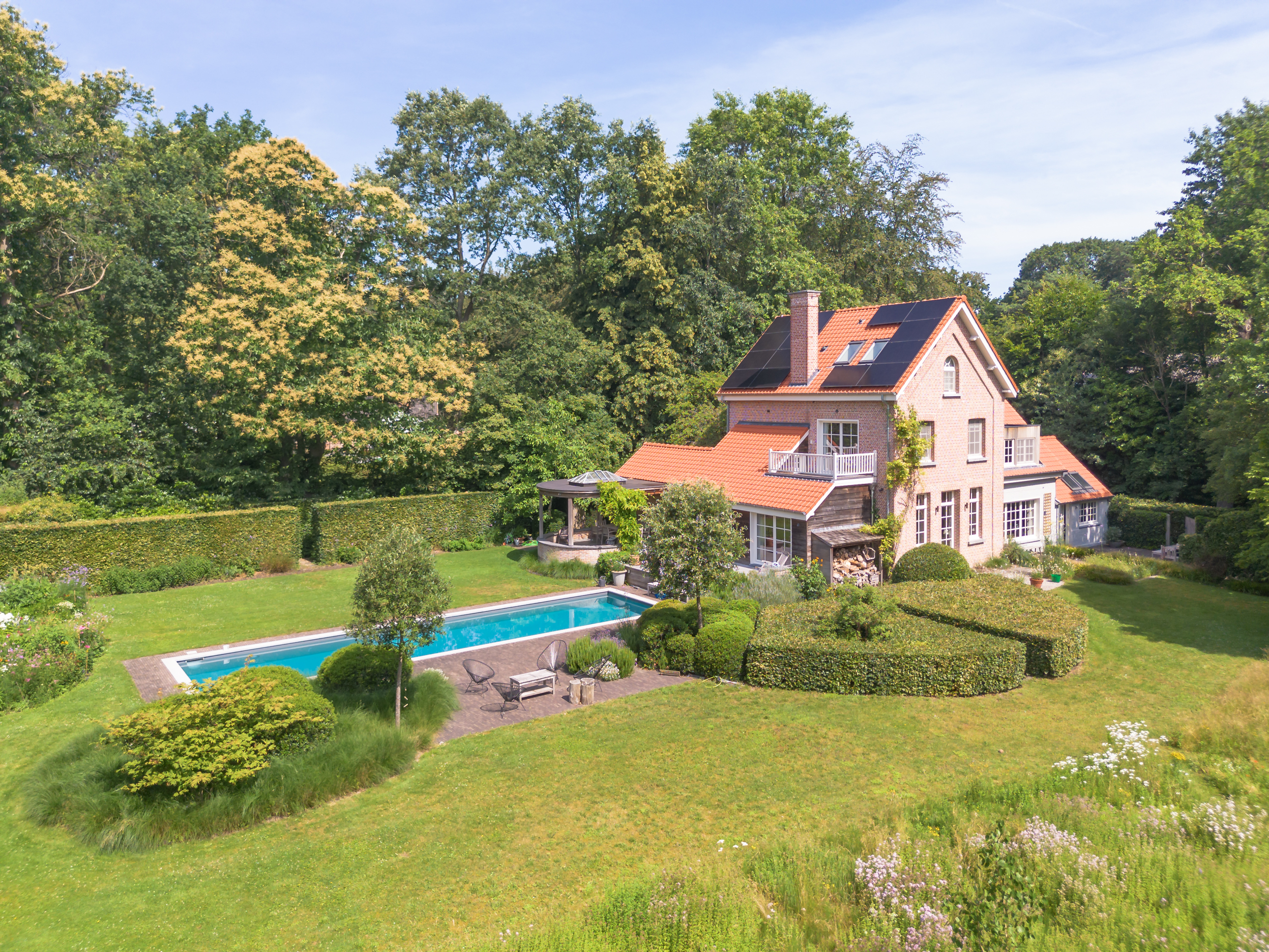 Charming renovated villa on a beautiful plot of approx. 4,850 m²