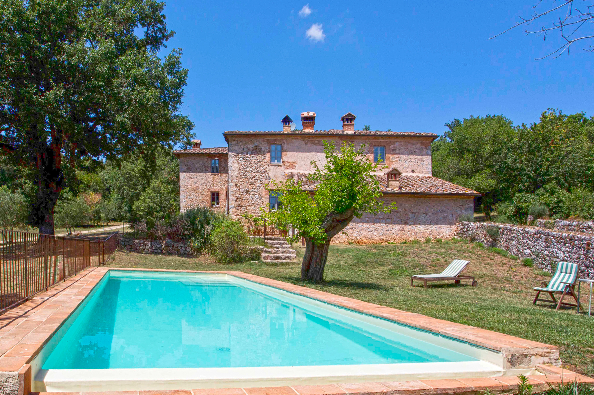 Charming renovated farmhouse with swimming pool near Siena