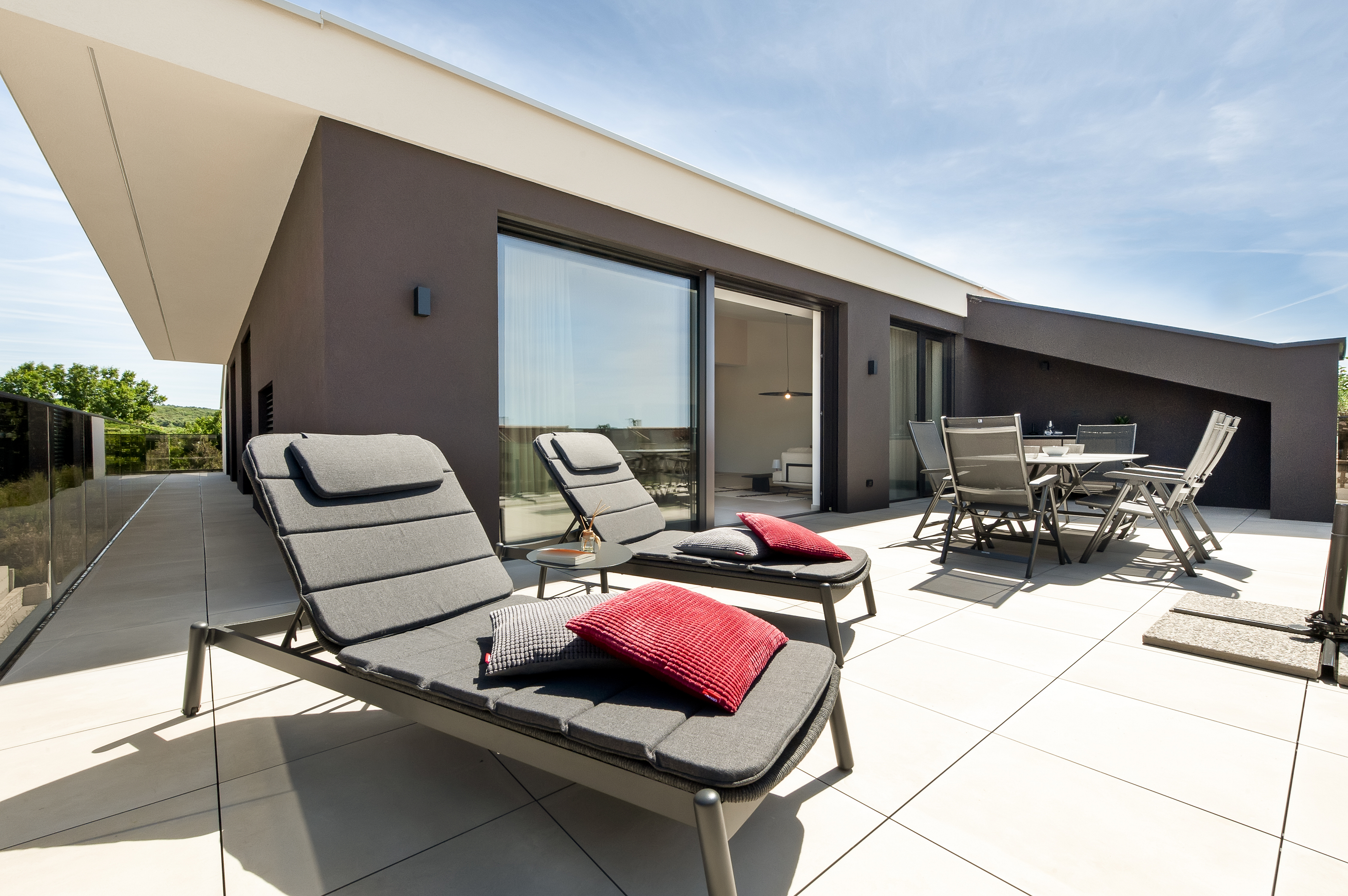 Modern penthouse with spacious roof terrace and two underground parking spaces in Rovinj