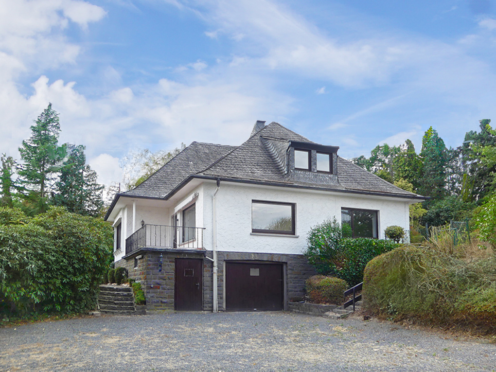 Landhausvilla auf Parkgrundstück in Alleinlage