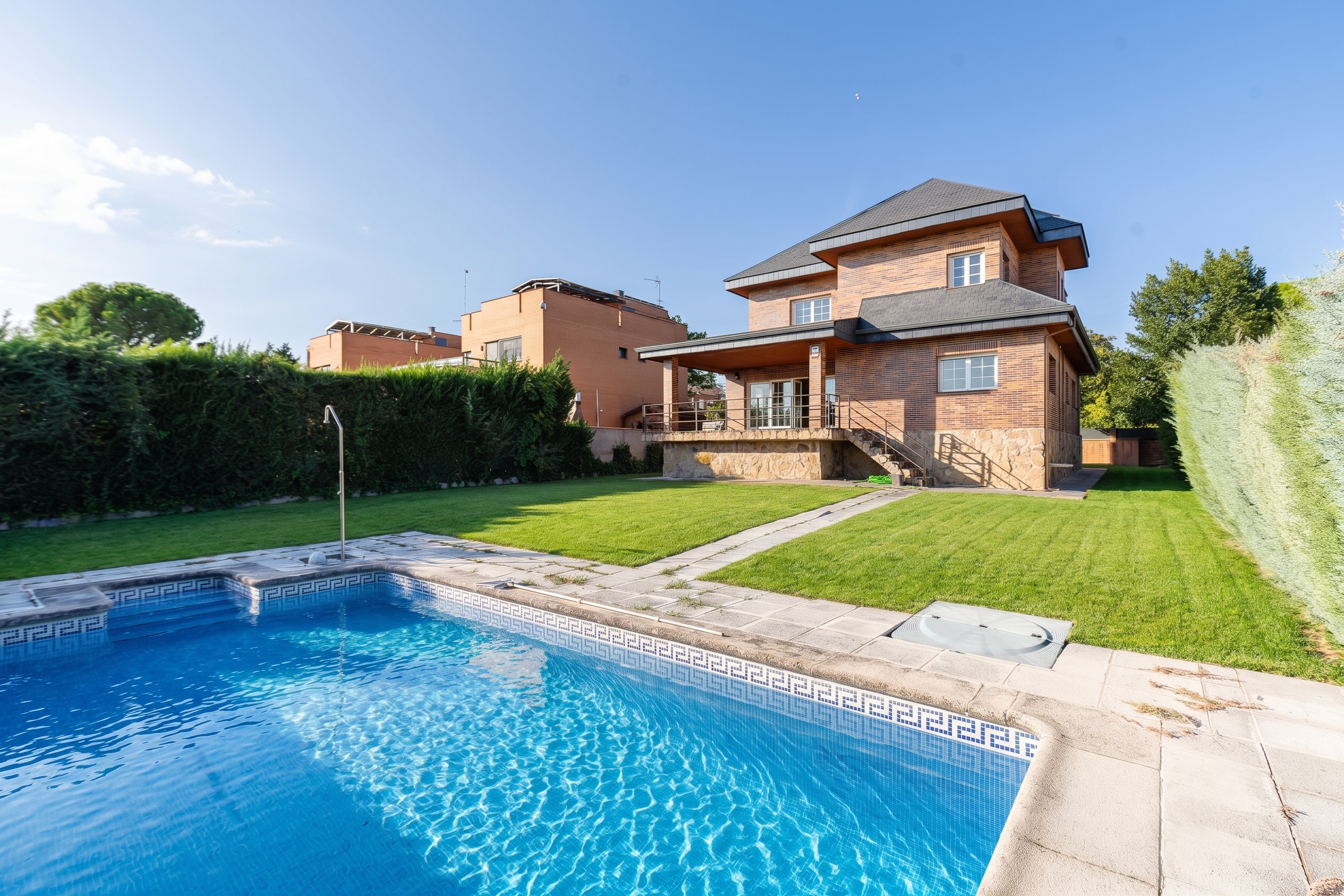 Spacious detached chalet in La Cabaña, Pozuelo de Alarcón [Modifié par IA]