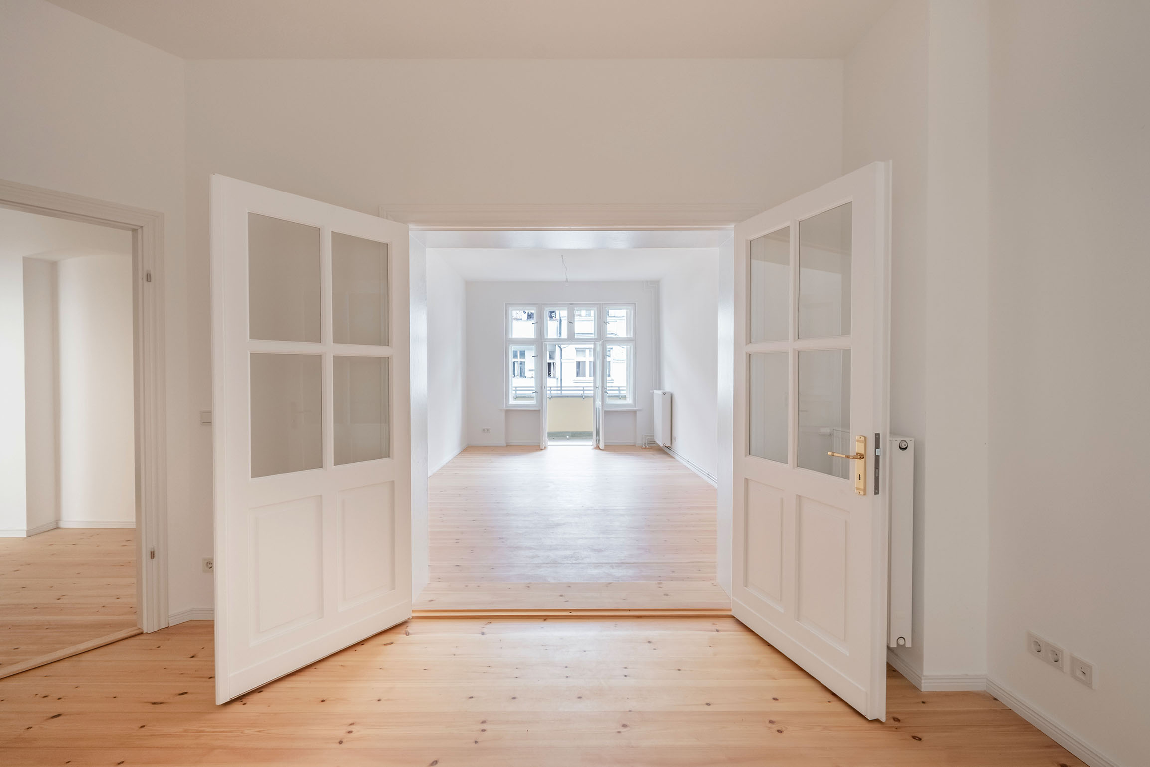 Sanierte Altbauwohnung mit Loggia nahe des Arnimplatzes