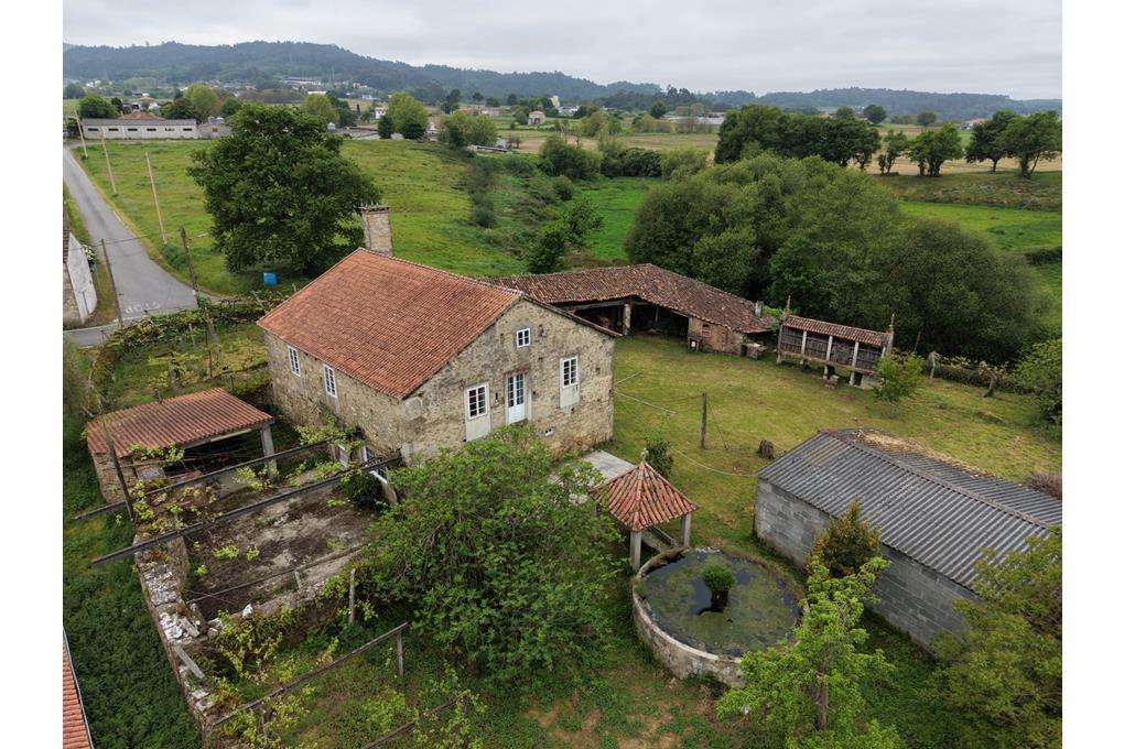 E&V vende vivienda unifamiliar con amplia finca de 3.775 m² en Lamela.