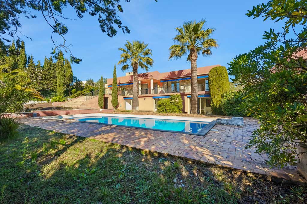 California-style villa in Valescure – 345 sqm on landscaped garden with pool