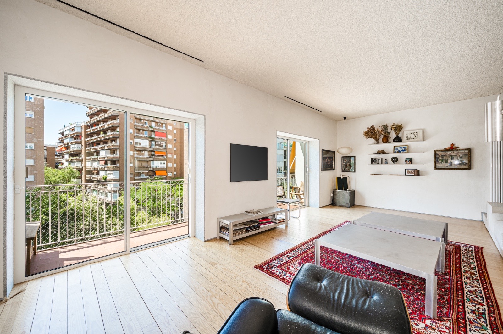 Elegantly renovated property with terrace and parking space in Trafalgar