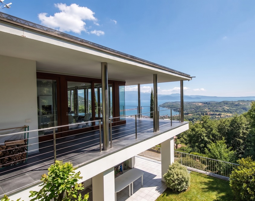 Stunning design villa overlooking the gulf of Salò