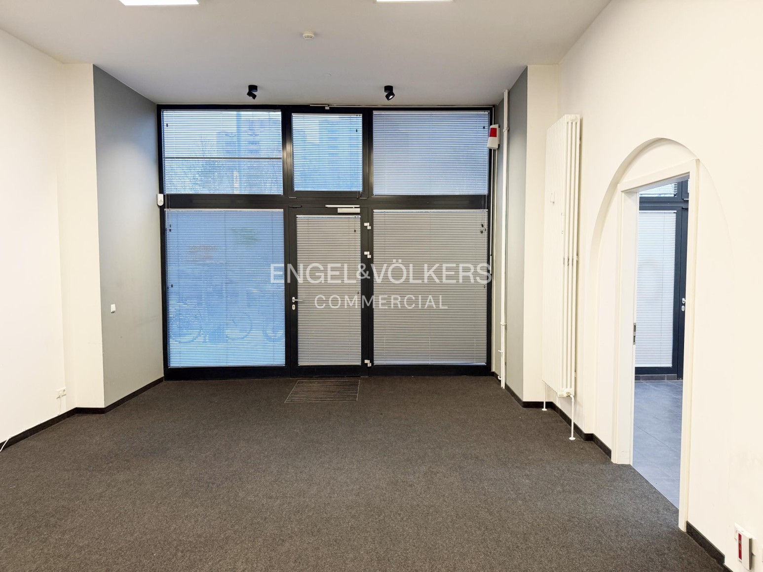 Fläche im Erdgeschoss als Büro, Praxis oder Atelier nutzbar