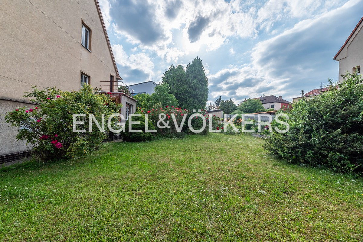 Basement multigenerational house with a beautiful garden surrounded by nature in the heart of old Stodulek