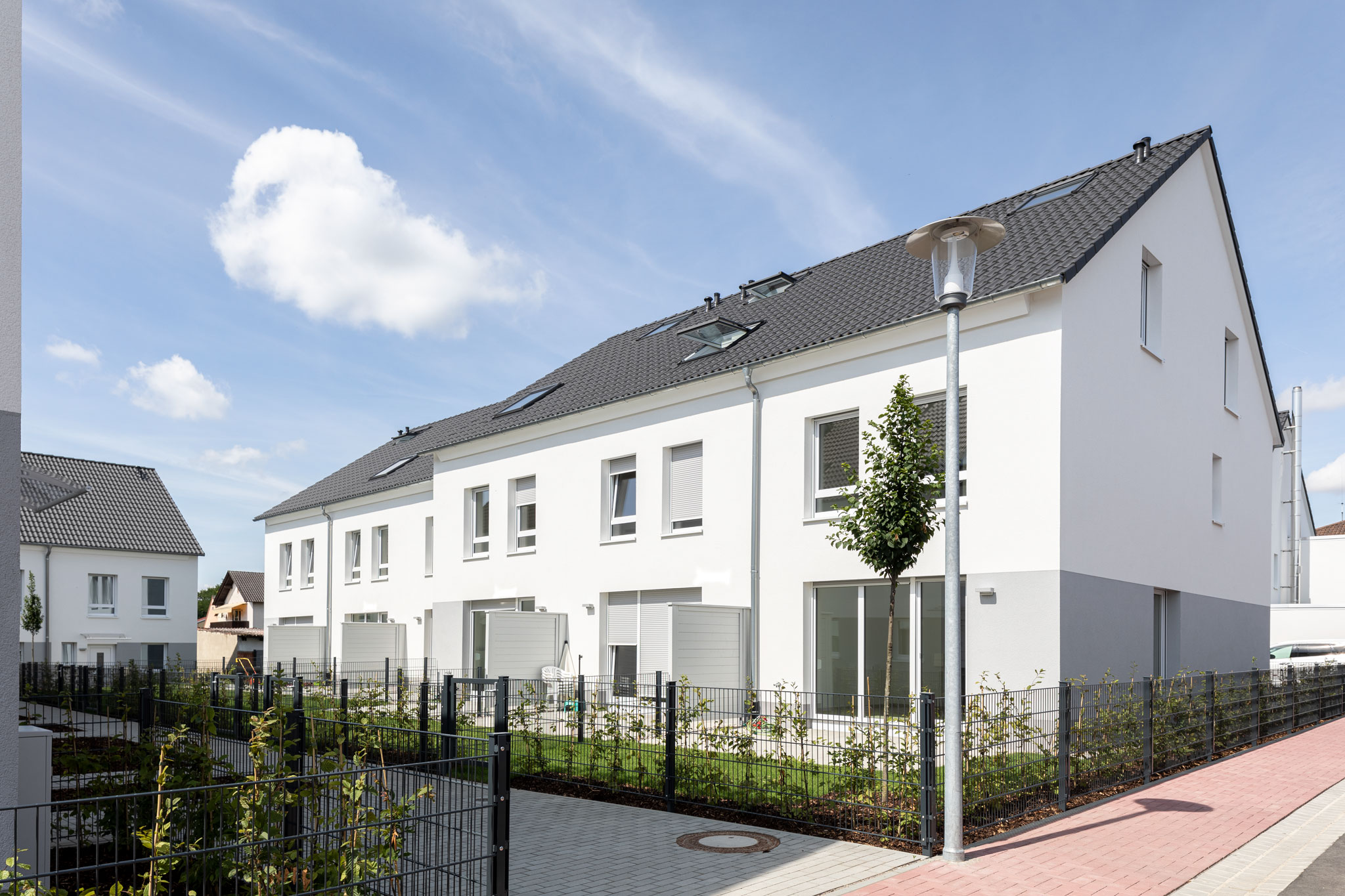 Familienfreundliches Neubauprojekt im KfW-40-Standard – Schlüsselfertige Häuser mit Garten, Stellplätzen und bis zu attraktiver 10 % Steuerabschreibung möglich: Reihenendhaus