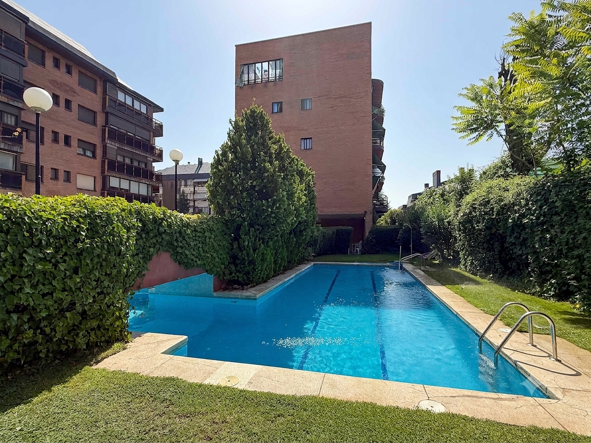 Exklusive Familienimmobilie mit Terrasse, Balkonen und Pool in der Umgebung von Arturo Soria