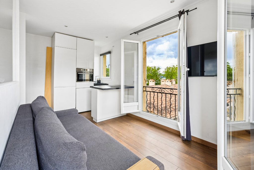 Saint-Tropez, modernized pied-à-terre apartment with balcony, sea view.