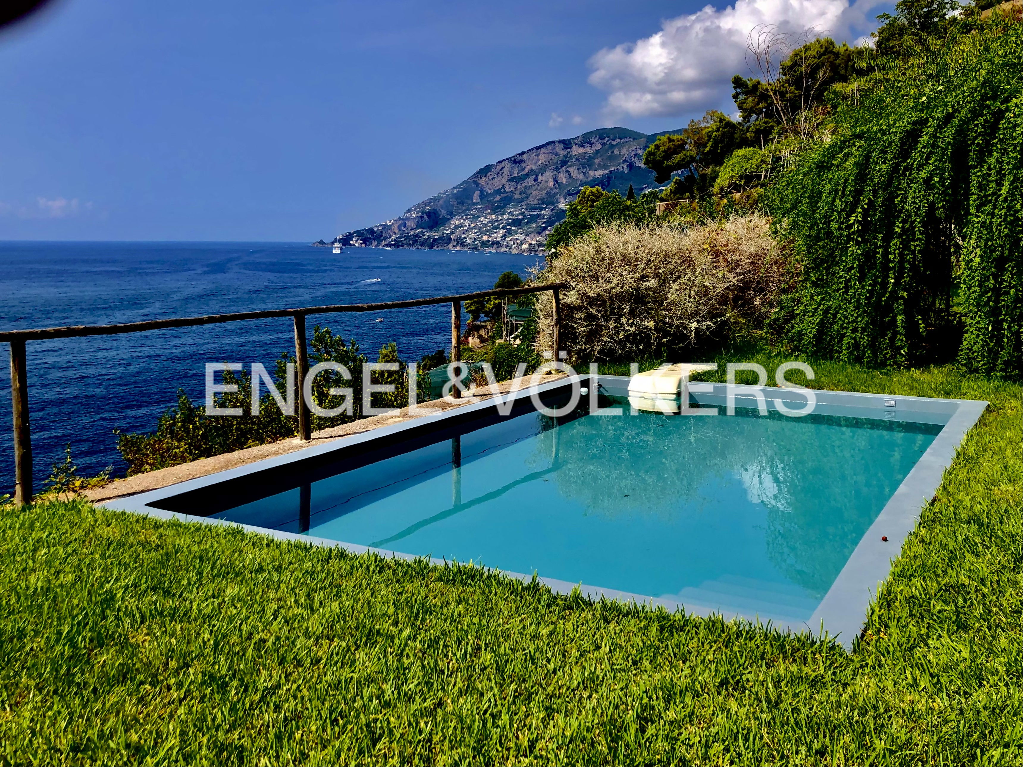 House on the Amalfi coast overlooking the sea