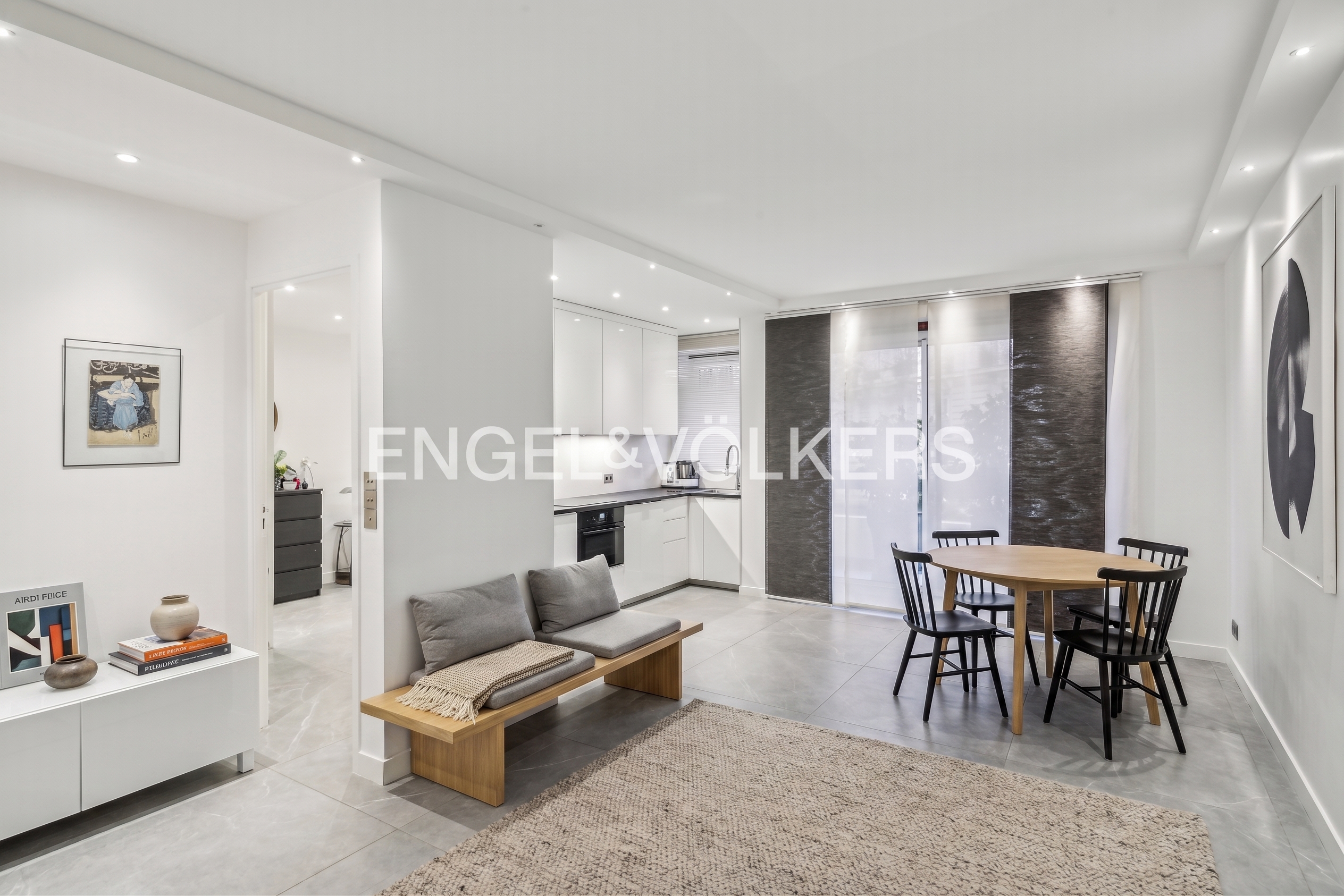 Large 2-room apartment in the heart of Passy Village.