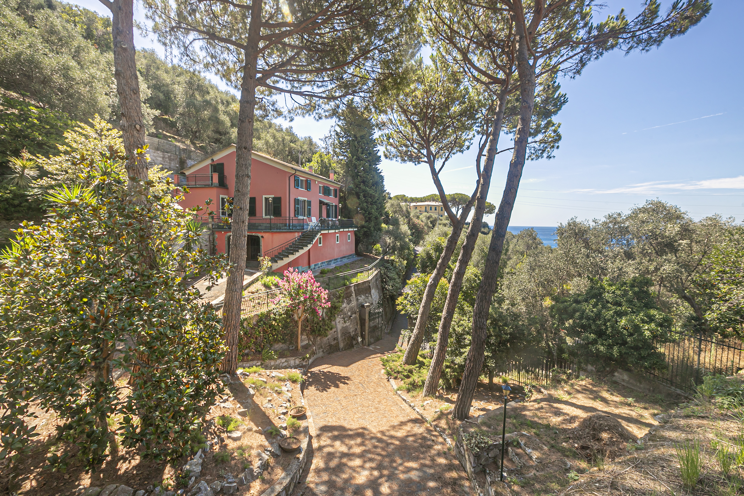 Sea View  Villa in Cavi di Lavagna, with private park