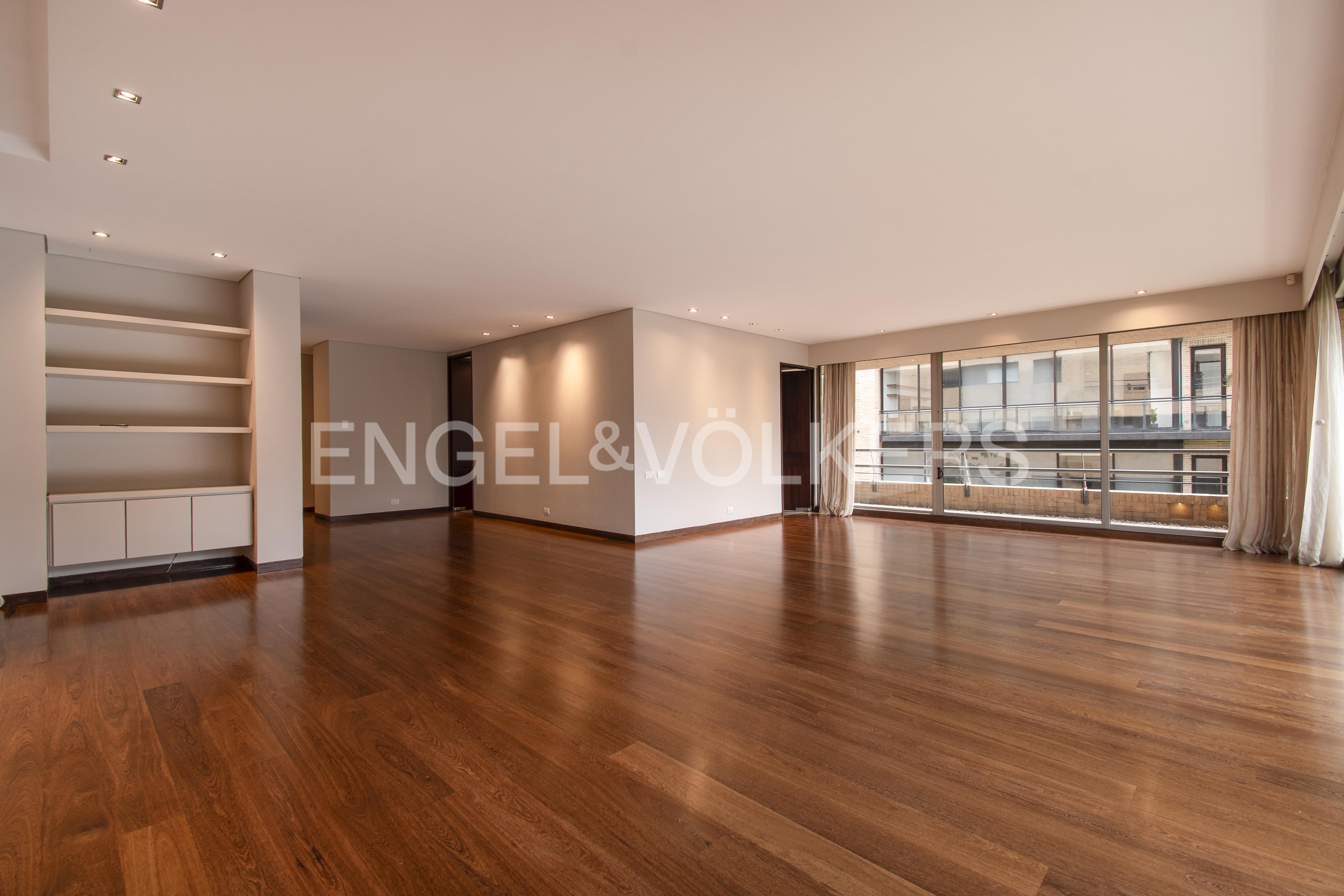 Apartamento con vista verde y balcones para arriendo en La Cabrera